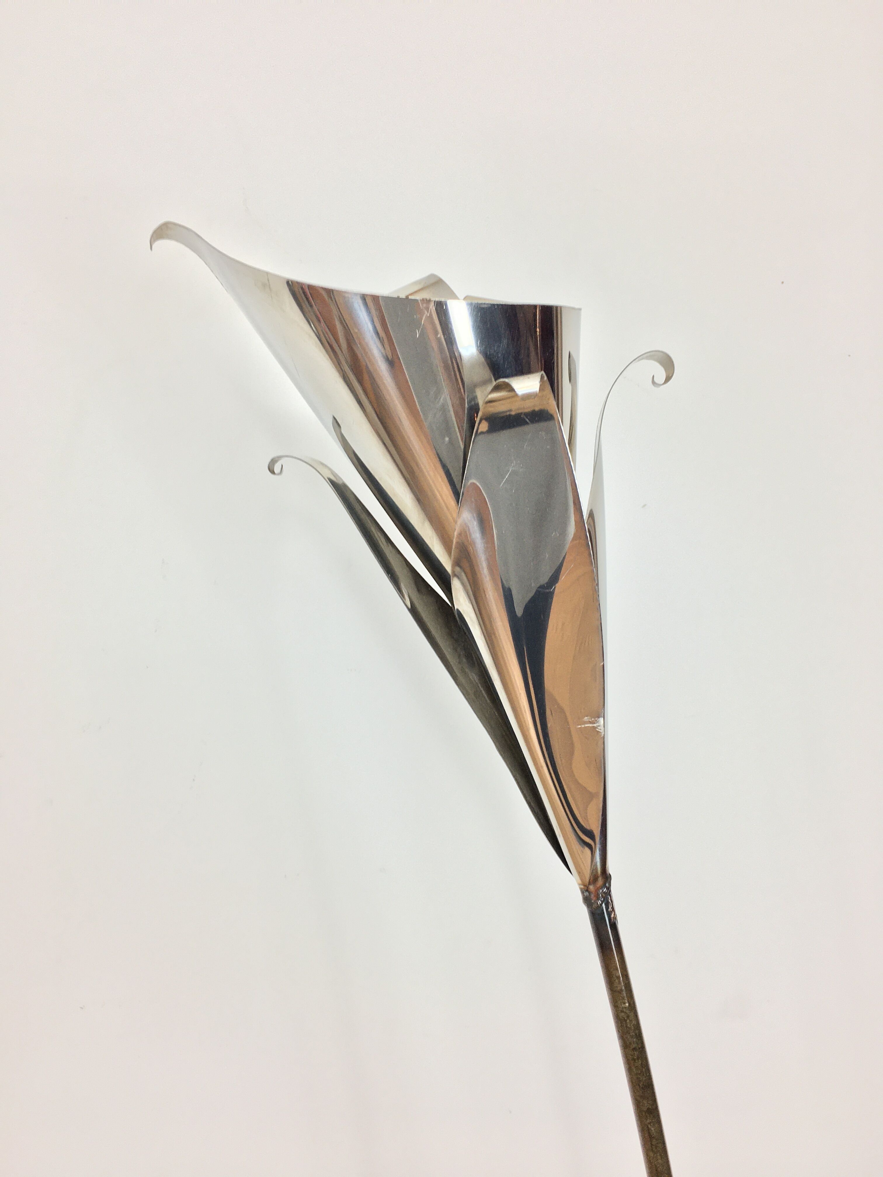 Metallic flower lamppost