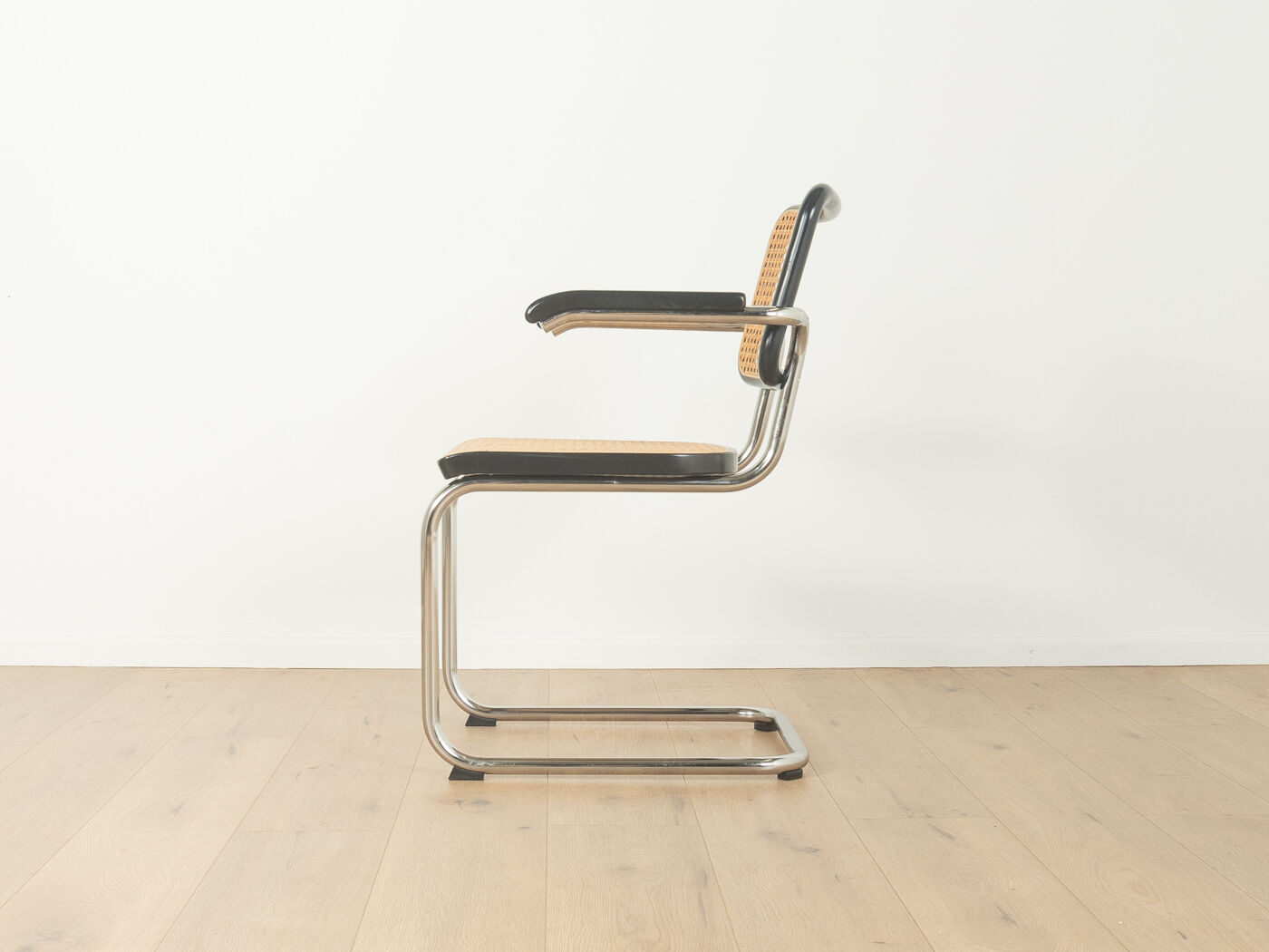 Thonet | Chaise cantilever de Marcel Breuer, époque Bauhaus, chrome, cannage de Vienne, bois noir, accoudoirs
