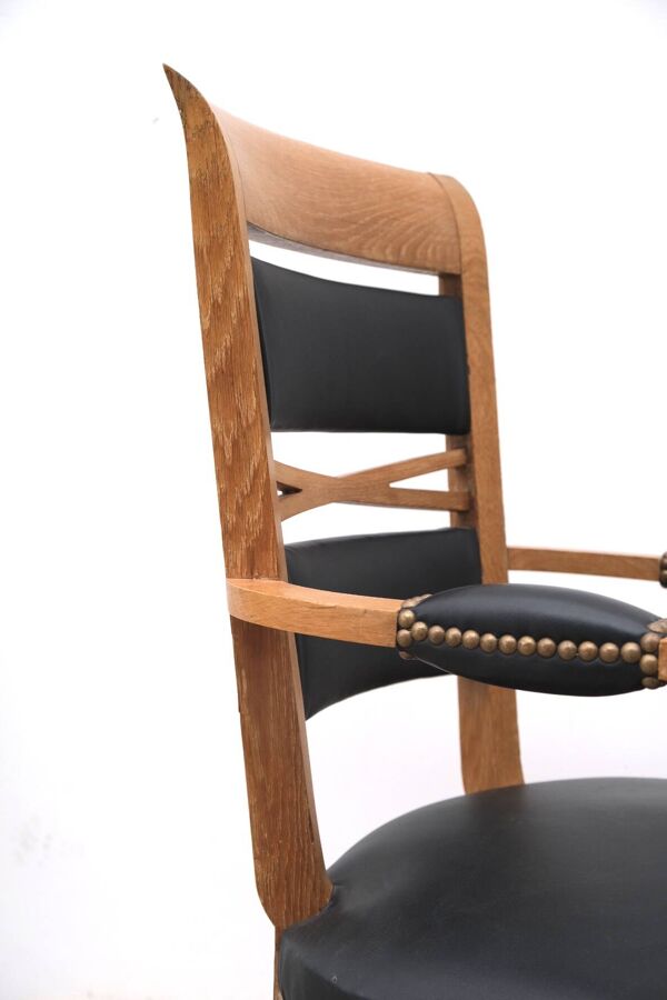 Fauteuil de style Neo Basque de Benjamin GOMEZ en chêne massif et cuir, 1940