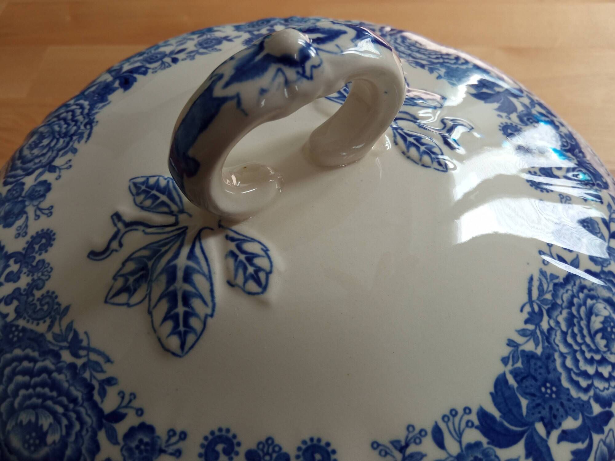 Superb retro soup tureen by Villeroy and Boch.