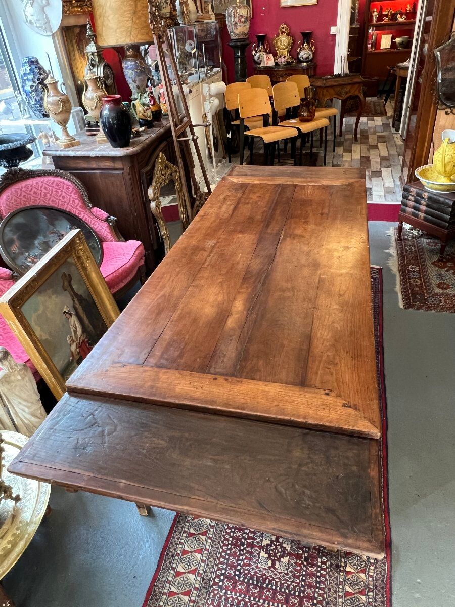 Rustic solid wood table: Elegance and functionality for your family meals, 19th century.