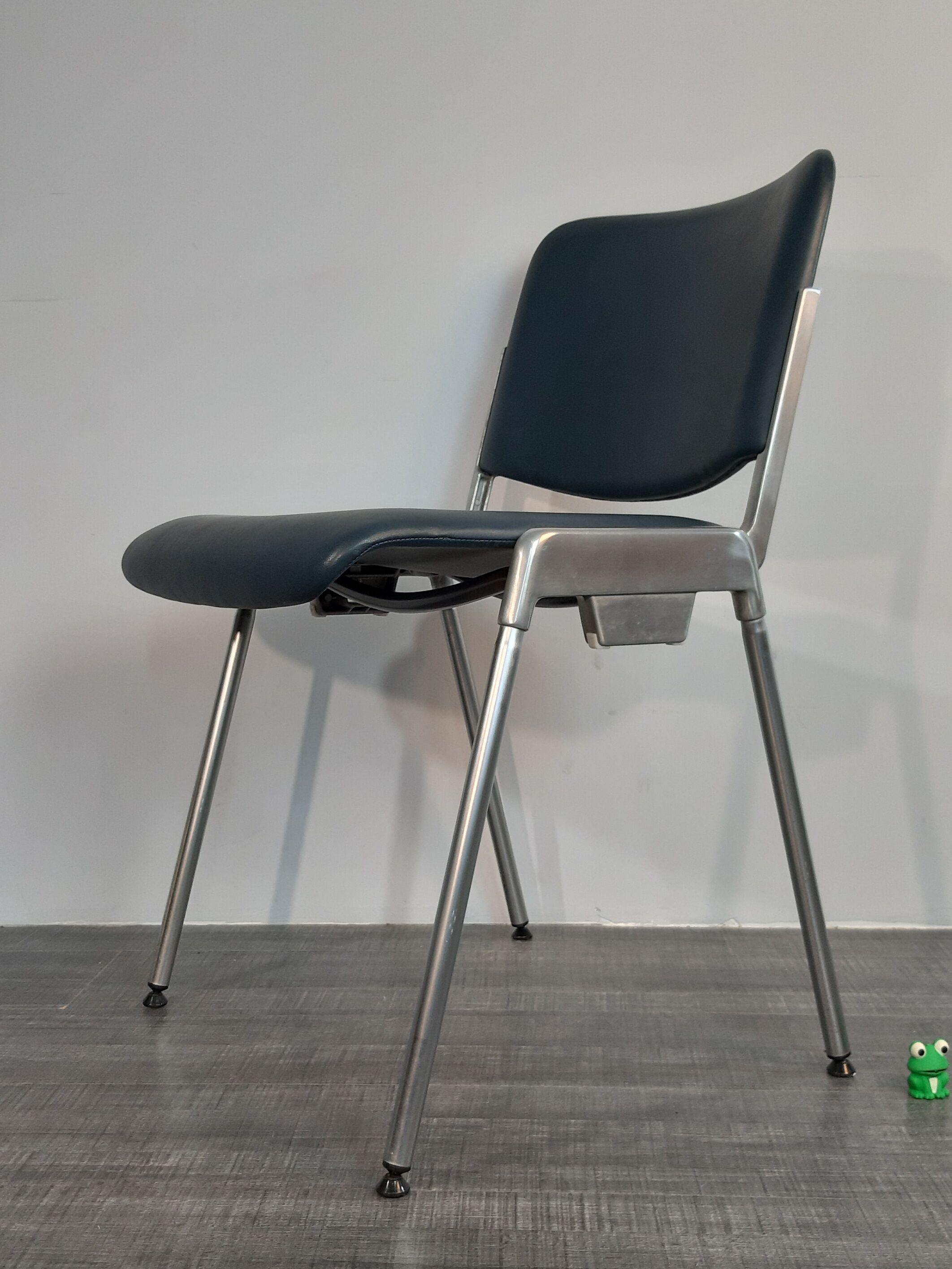 Set 5 chairs stackable Mauser in aluminium and leather, vintage 1960