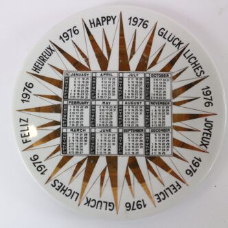 Calendrier des fours à vaisselle/plaque 1976 avec décor noir et or 
