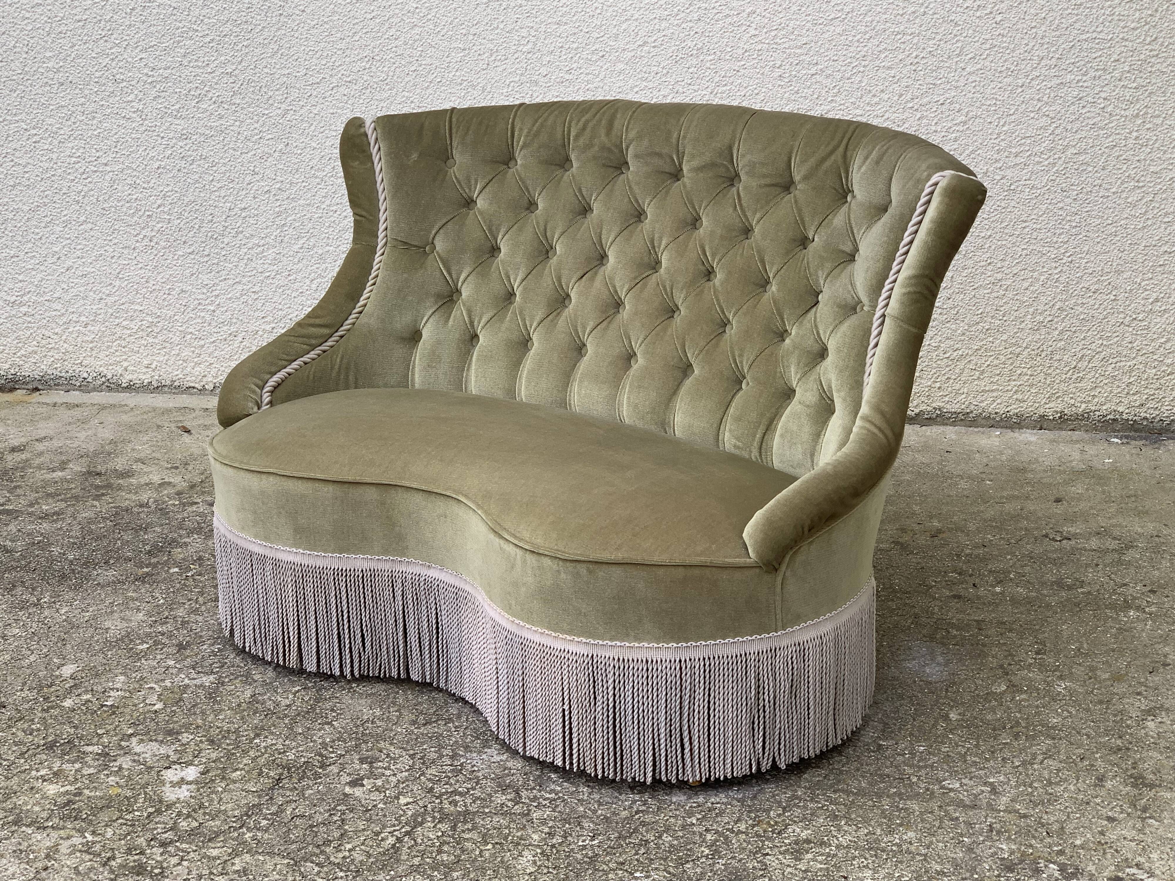 Padded velvet toad bench