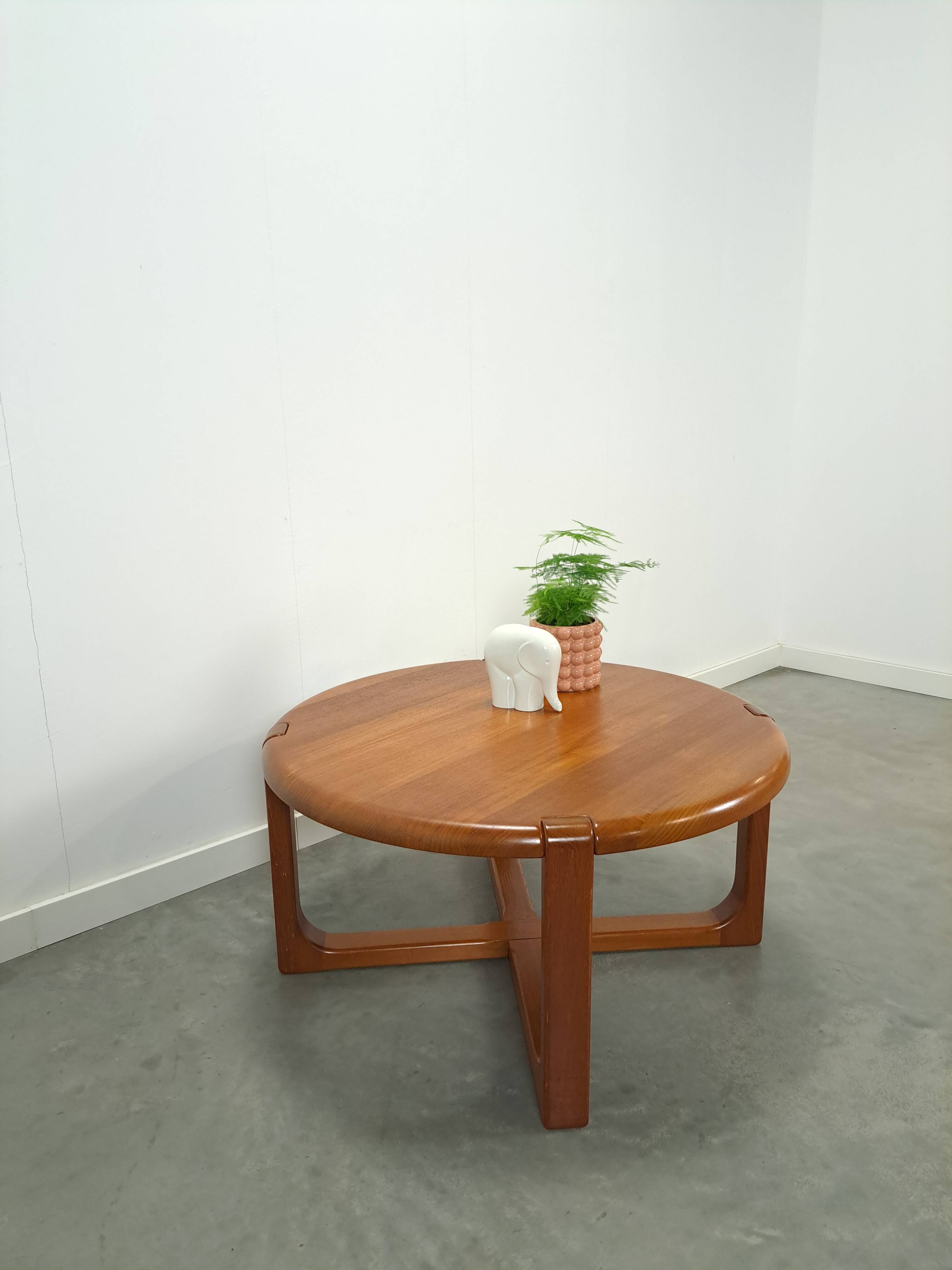 Table basse ronde en teck Niels Bach Danemark