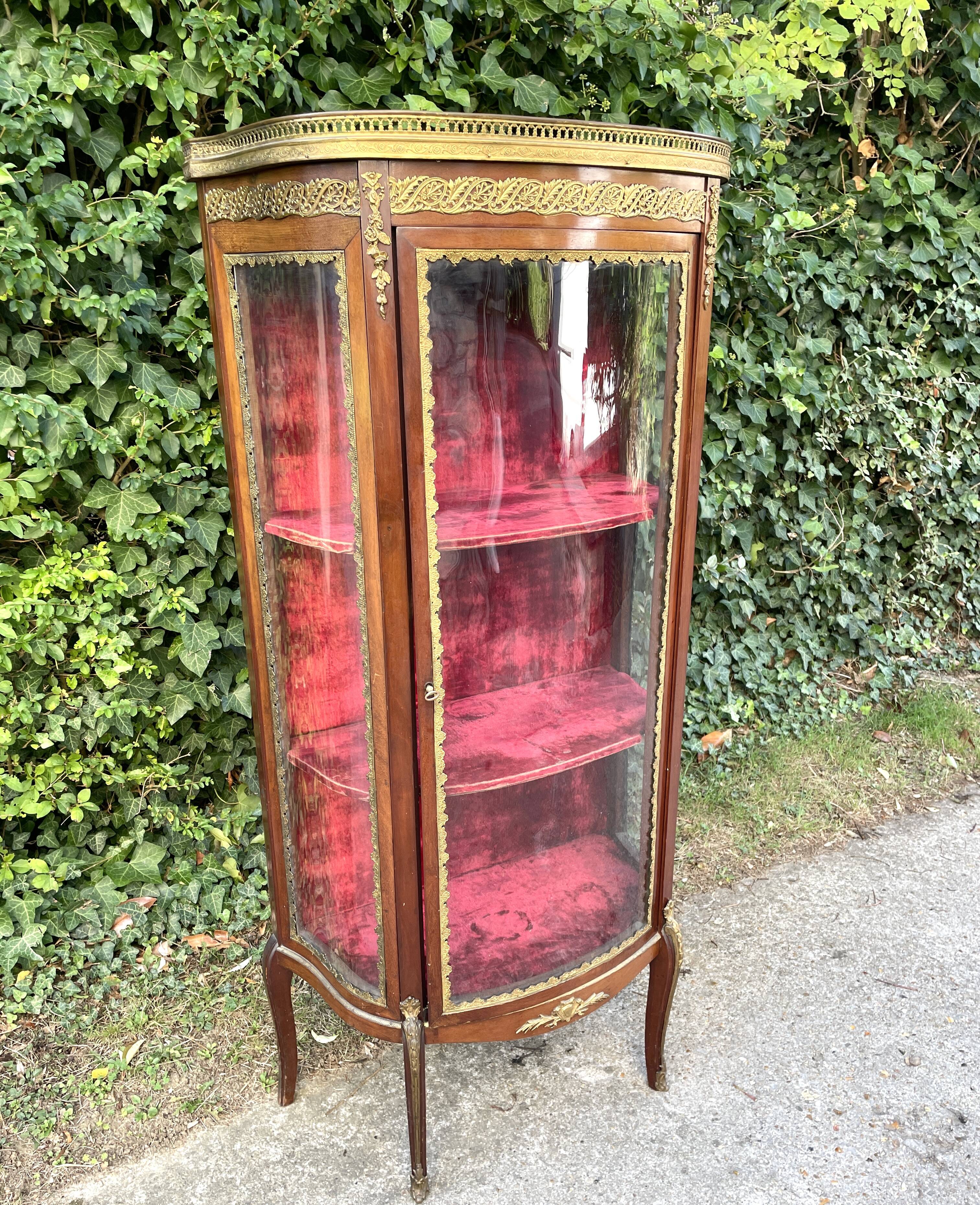 Small display case with curved glass in the Transition / Louis XVI style.