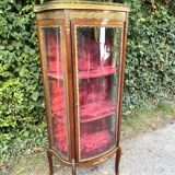 Small display case with curved glass in the Transition / Louis XVI style.