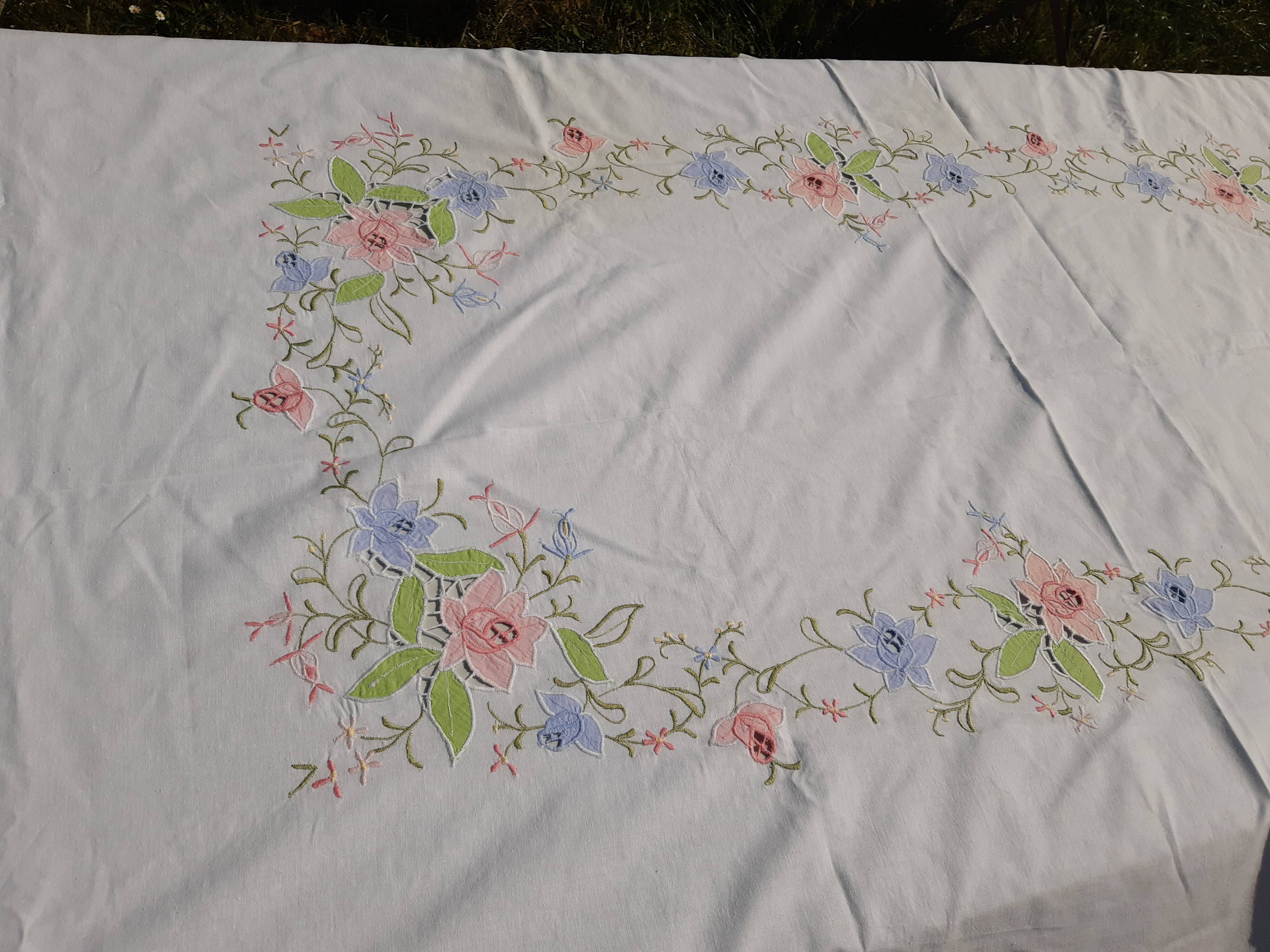 White oval tablecloth large format floral 255X170