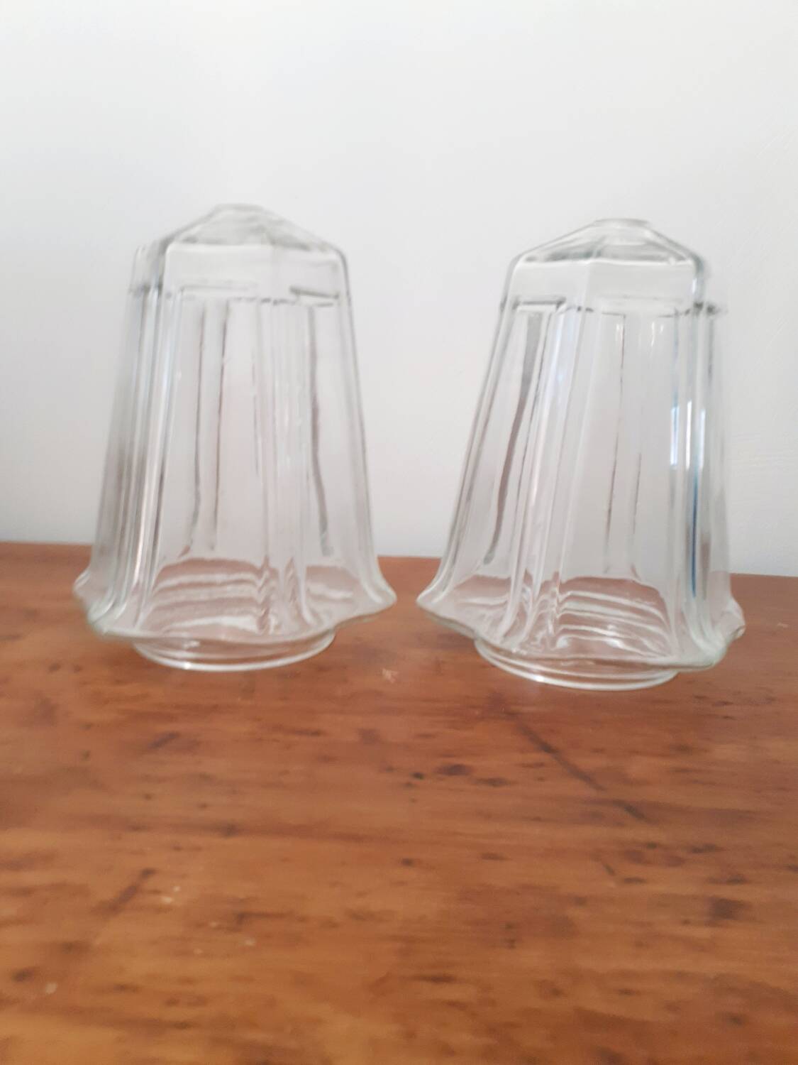 2 lampshades, globes