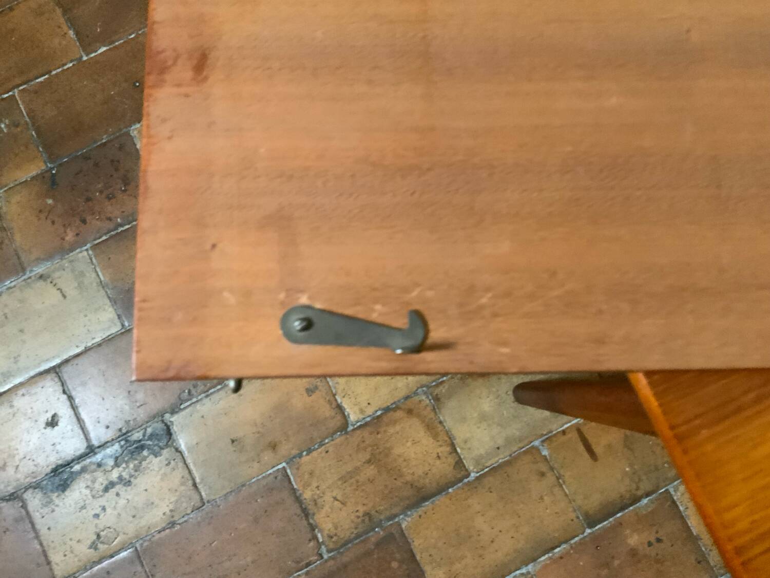 Extendable dining table