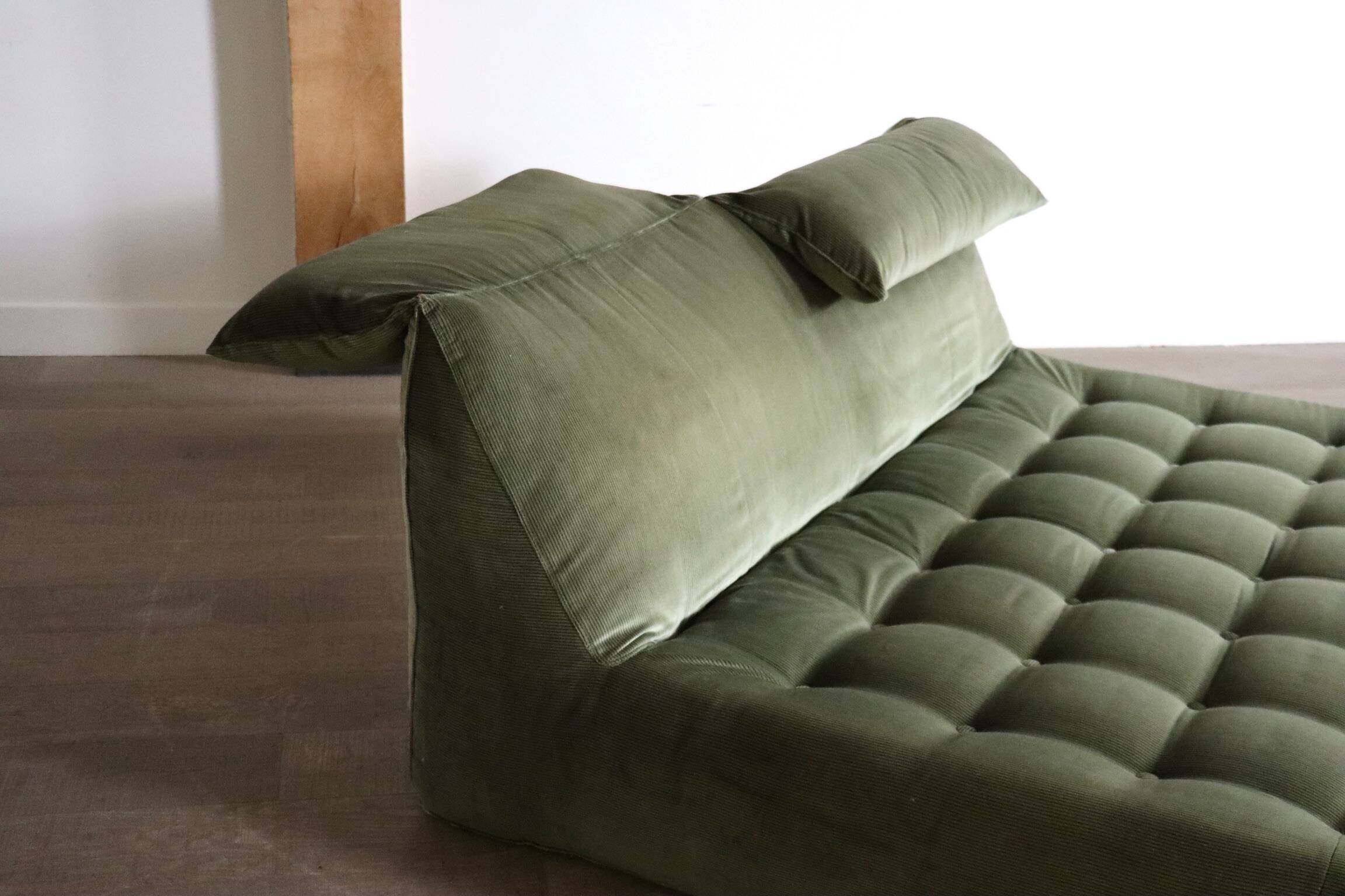 Le bambole bed in green velvet By Mario Bellini for B&B Italia, 1970s
