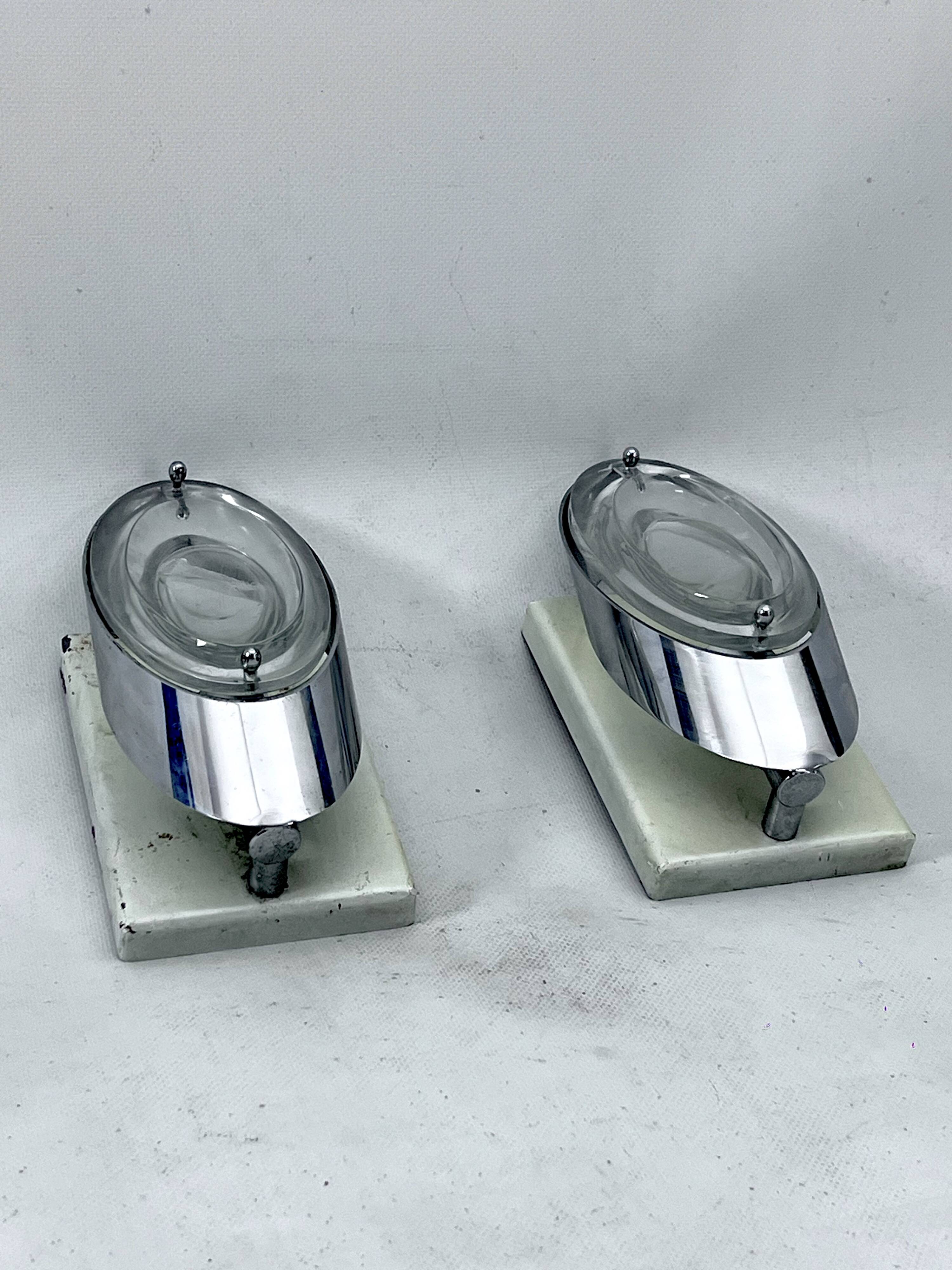 Oscar Torlasco, postmodern pair of Italian sconces in chrome and glass. 1970s