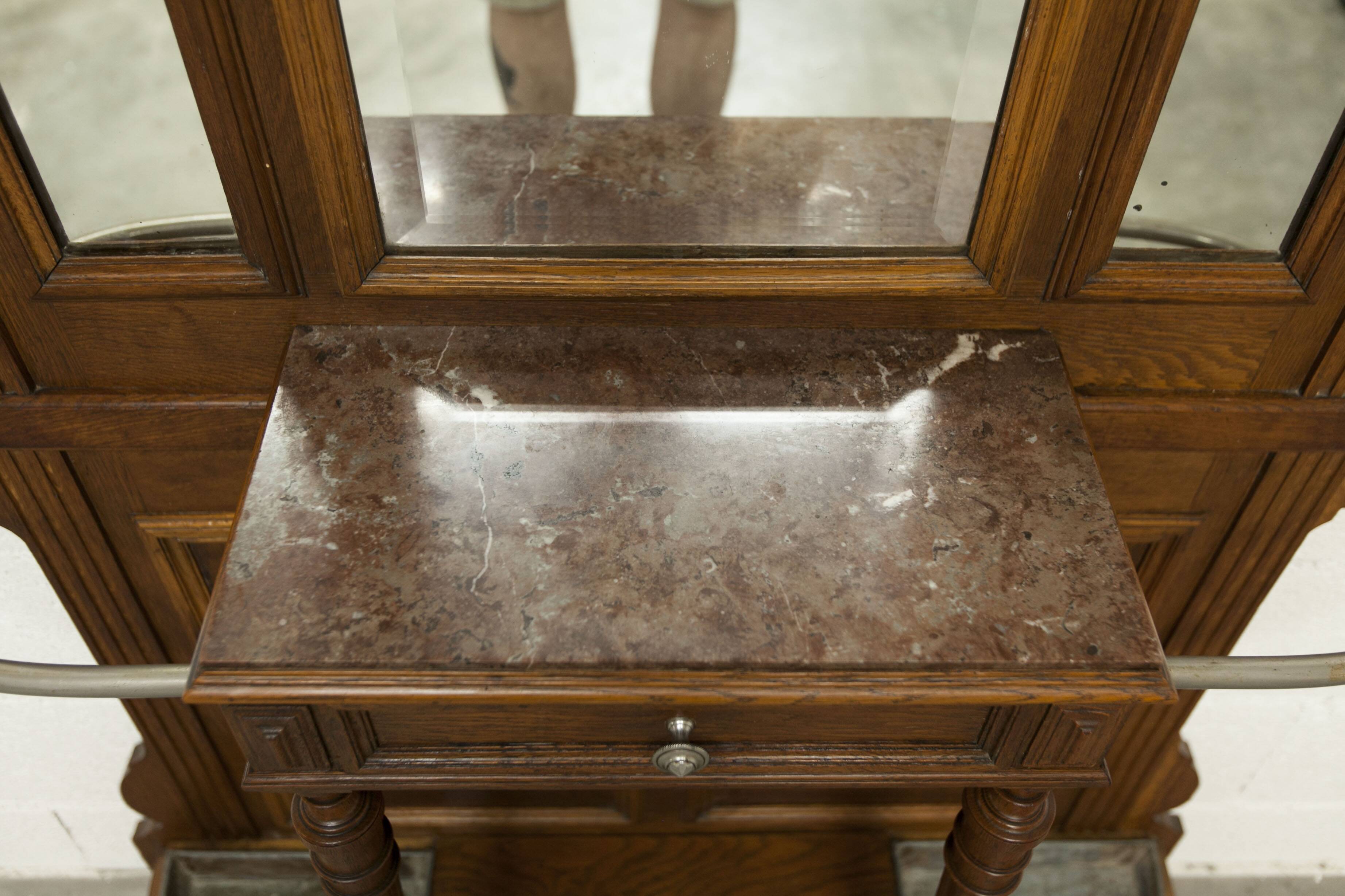 Vestiaire Napoléon III en noyer fin 19e, 3 miroirs, marbre, 8 patères