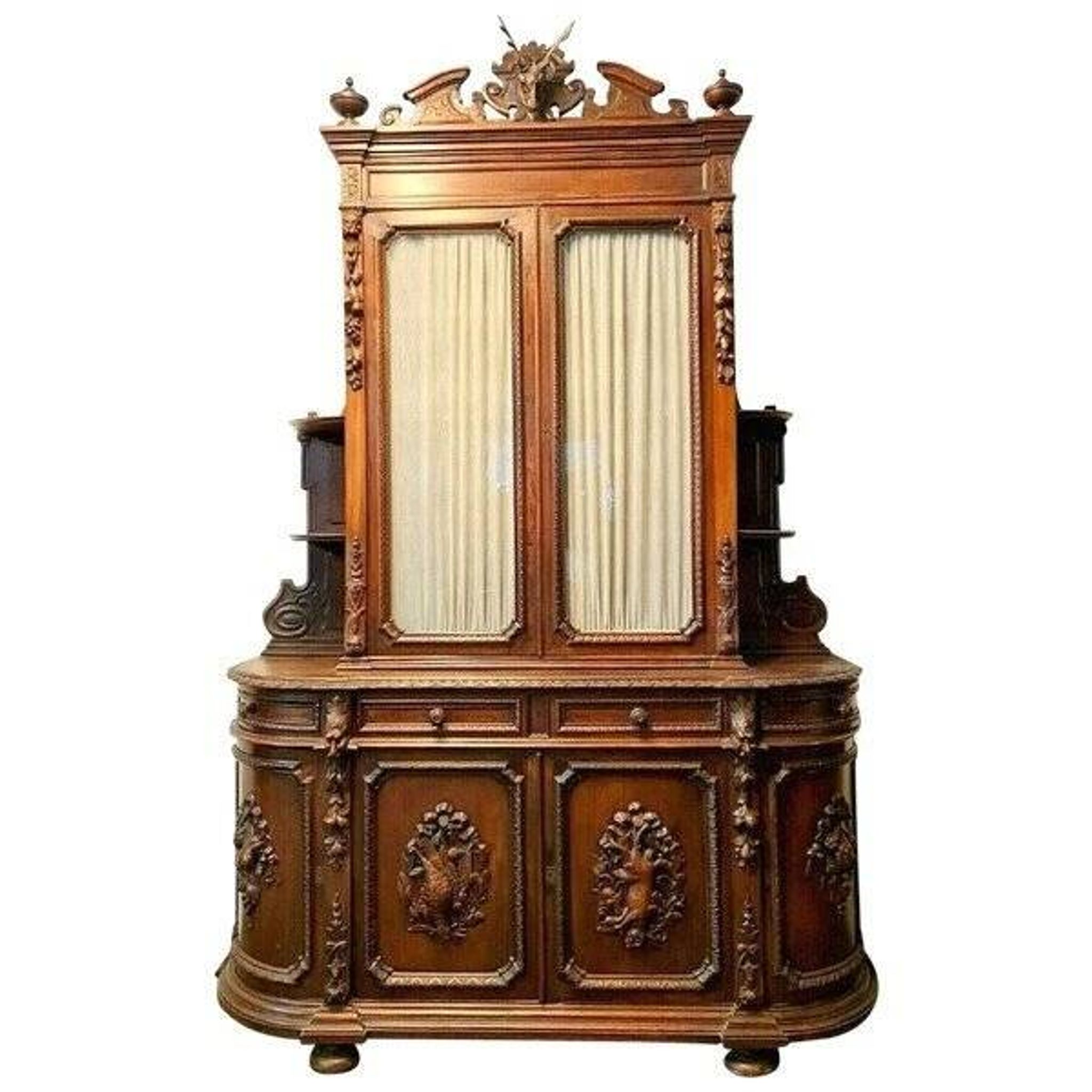 Important two-body buffet from a hunting lodge in carved walnut, Renaissance style.