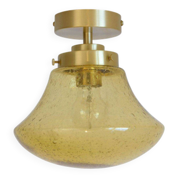Plafonnier champignon en verre bullé ambré, montage semi-encastré en laiton