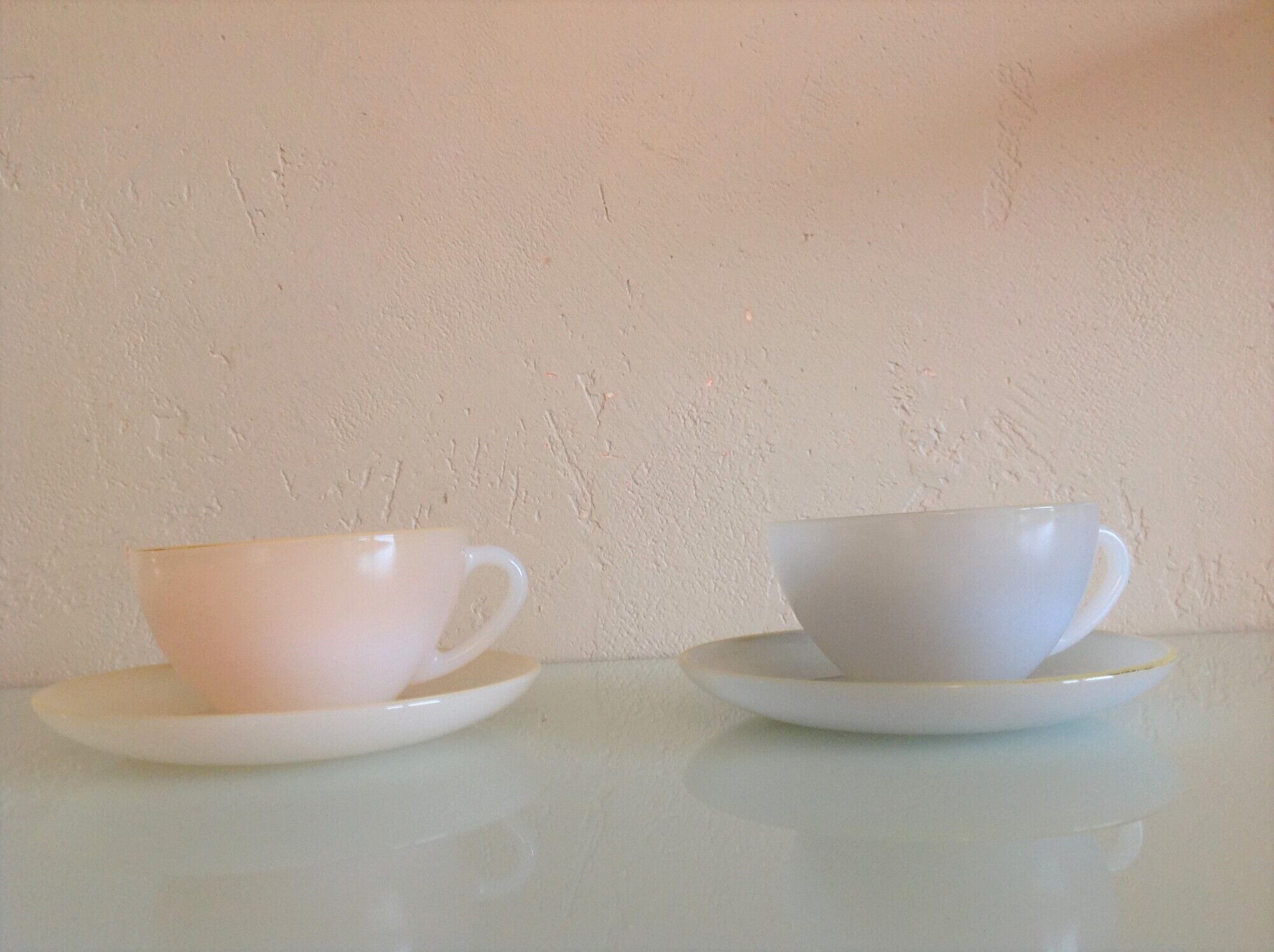 Pair of polychrome opaline cups by Arcopal / vintage 60s-70s