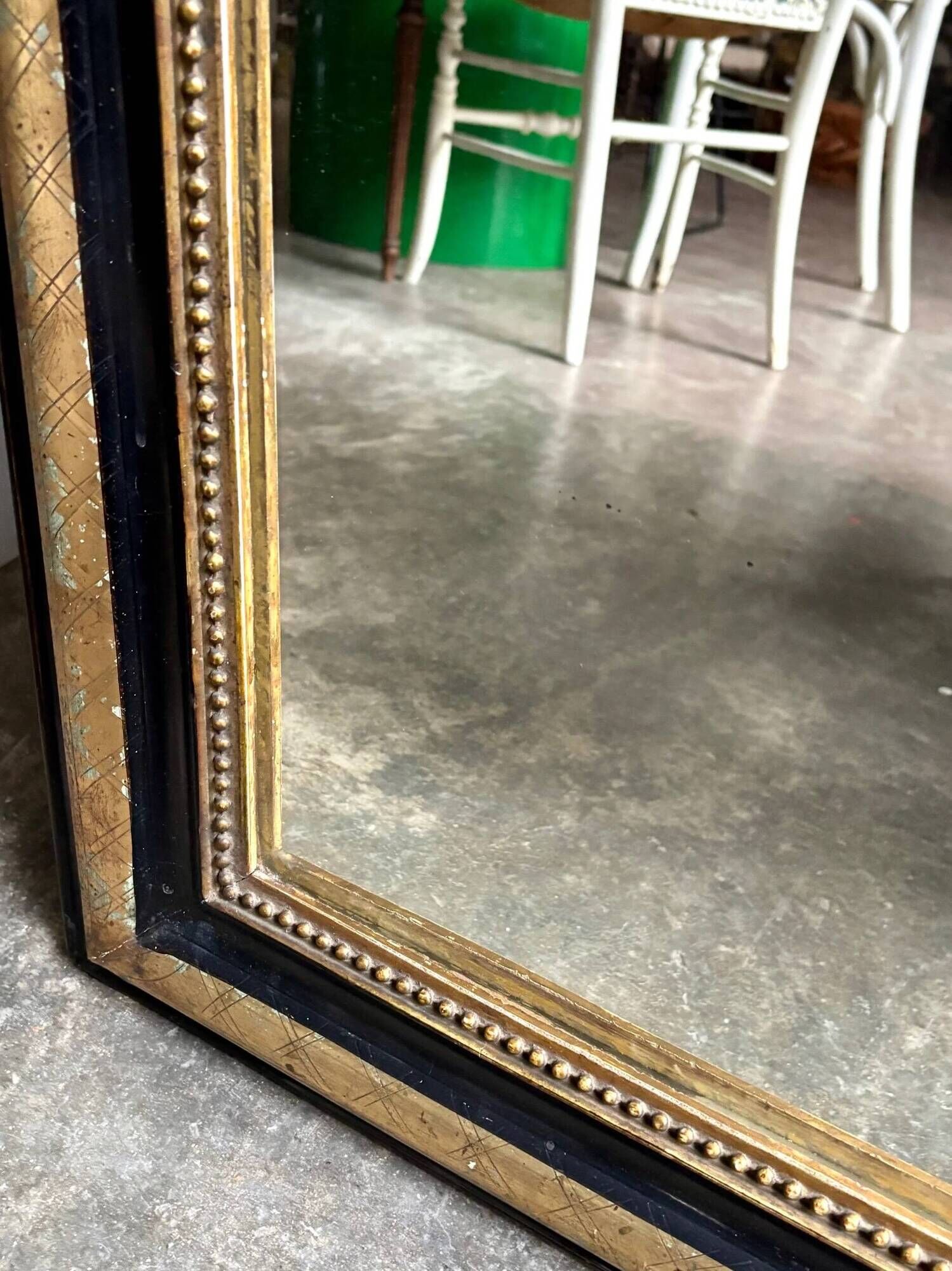 Miroir classique en bois et stuc noir et doré 85 x 63 cm