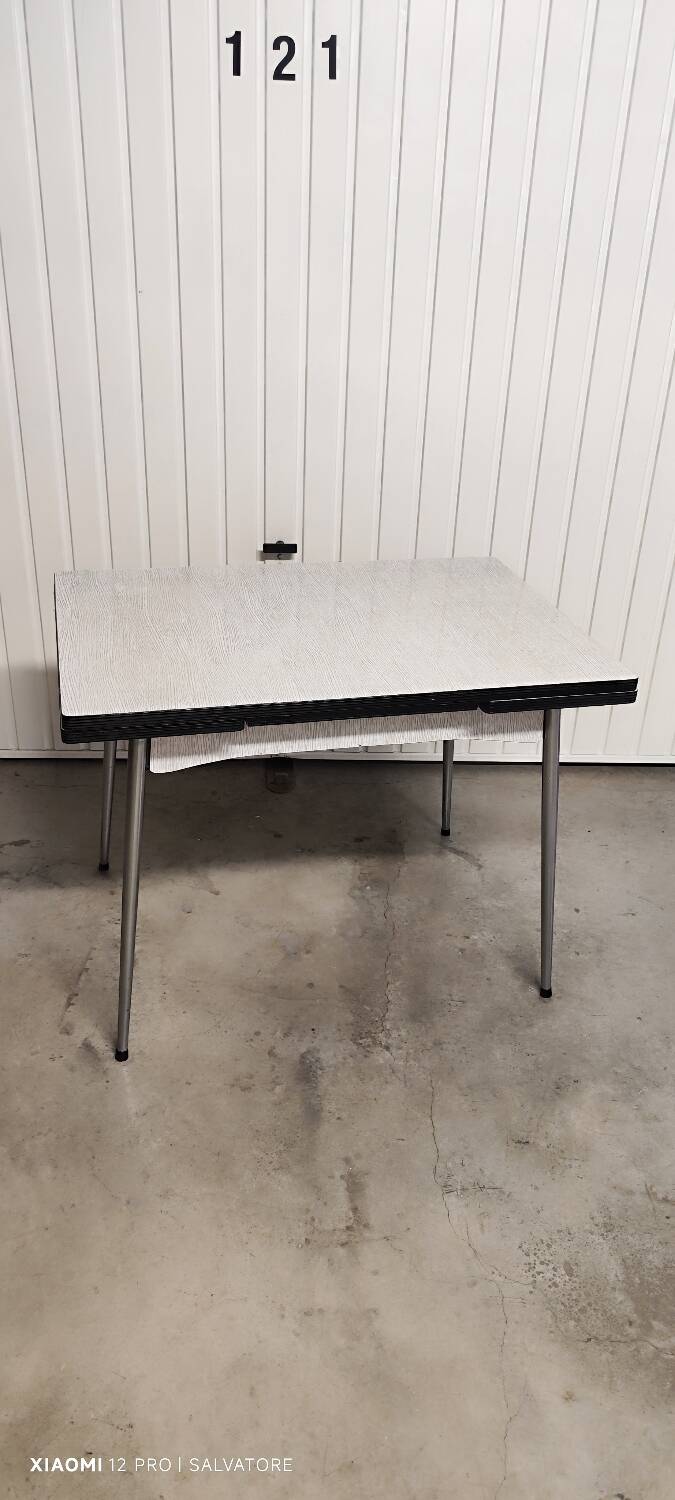 Rectangular extendable table – simple lines and light finish