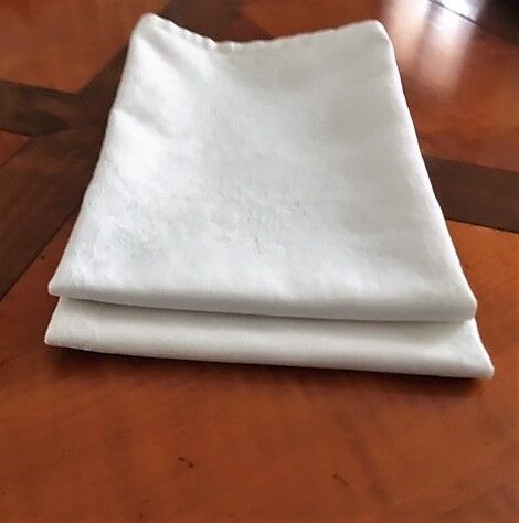 Two old linen damascenen towels in white color