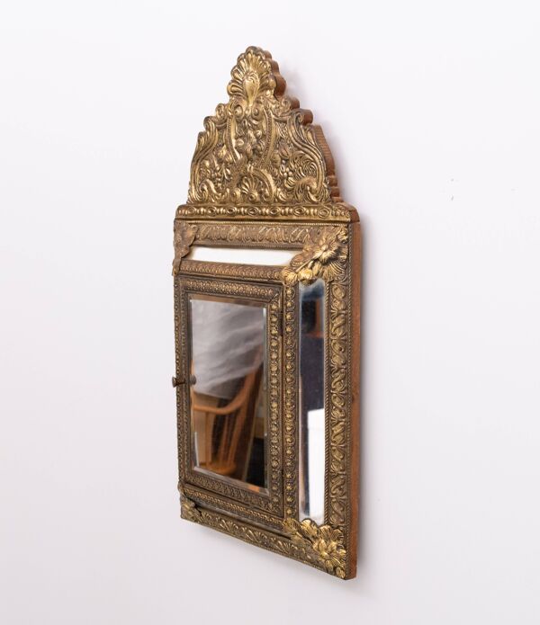 Miroir suspendu en laiton néerlandais ancien orné en repoussé pour cabinet d'entrée