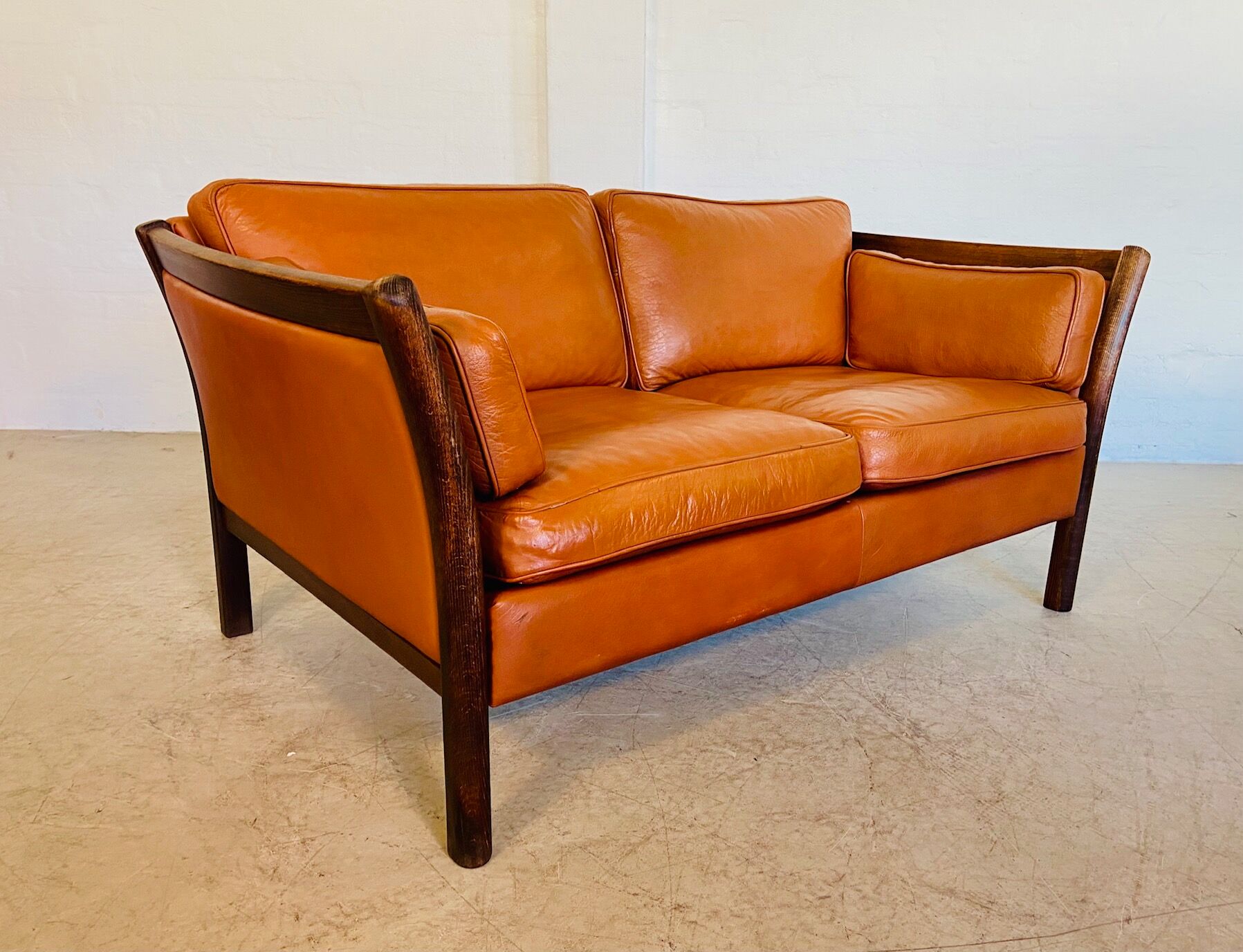 Canapé vintage danois des années 60 en cuir cognac pour 2 personnes.