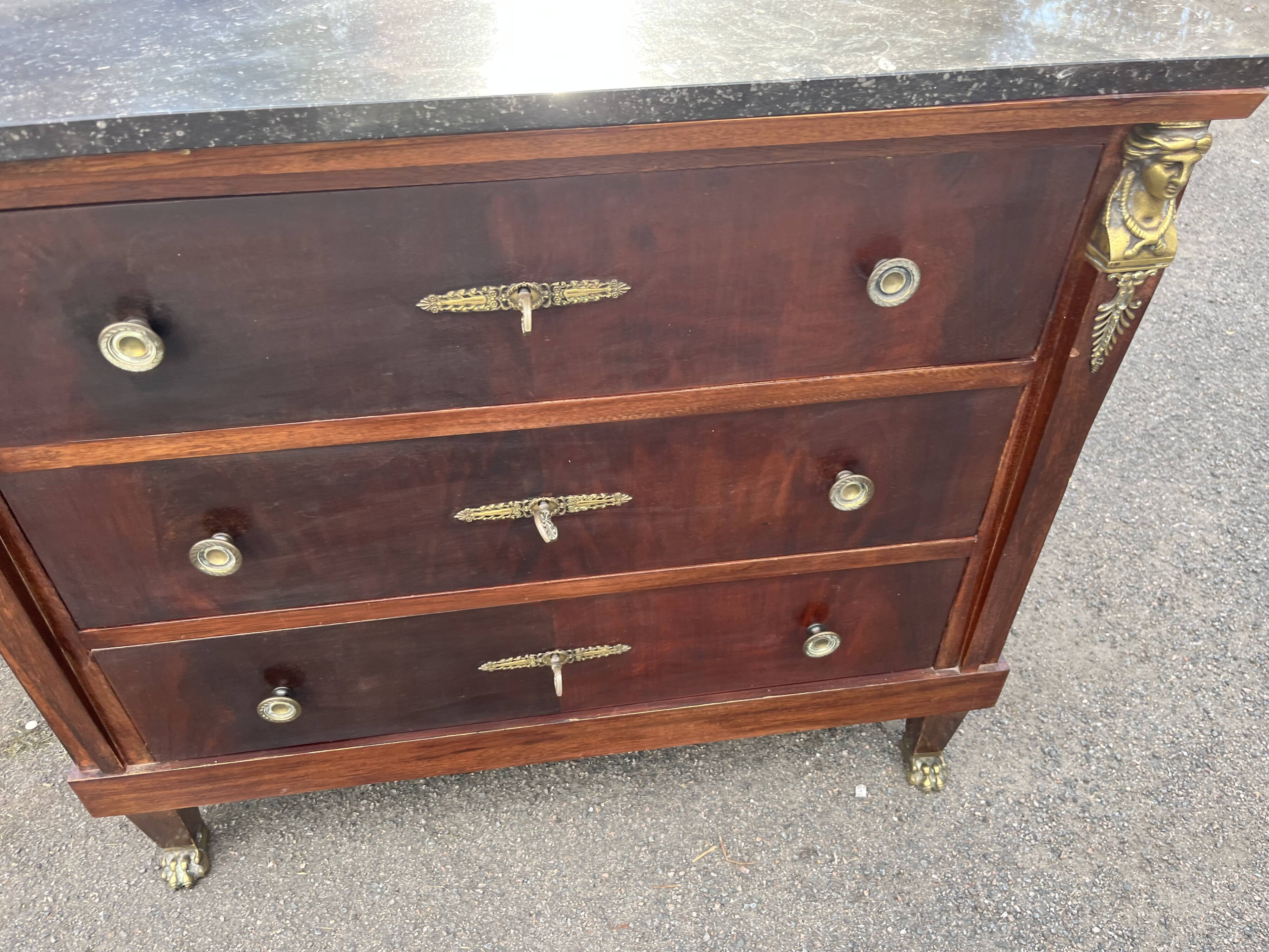 Commode Retour d’Égypte en acajou et bronze doré – dessus marbre noir