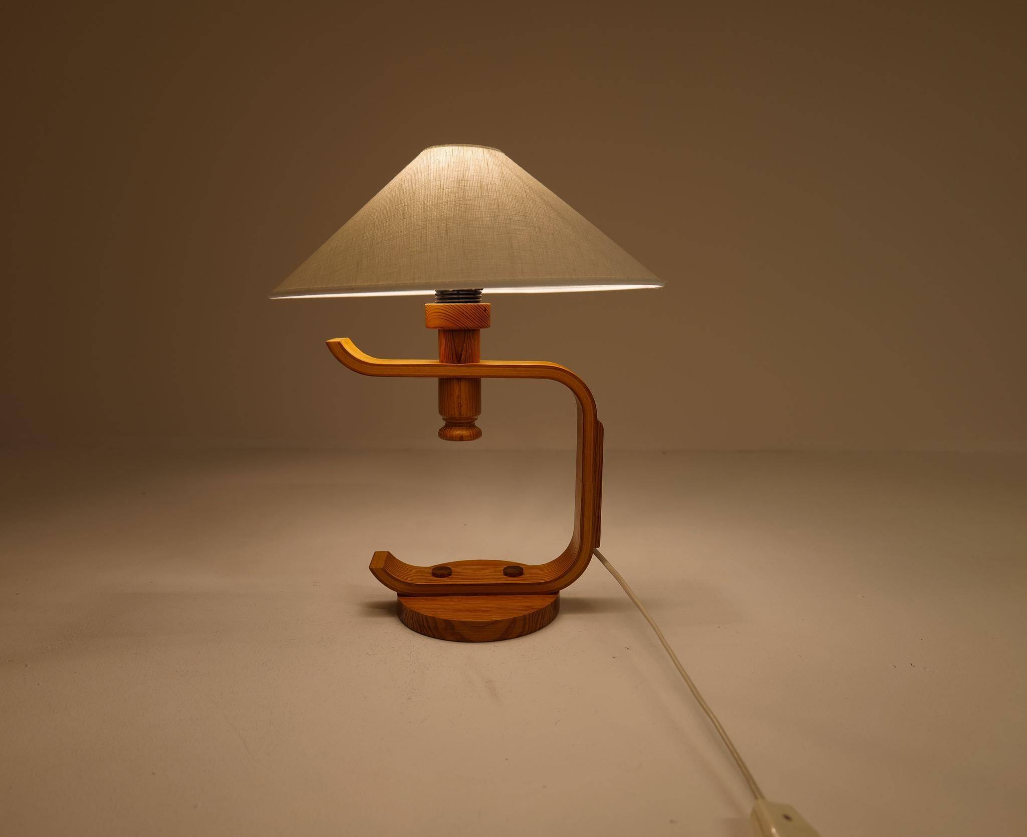 Mid-century modern sculptural table lamp in pine, 1970s.