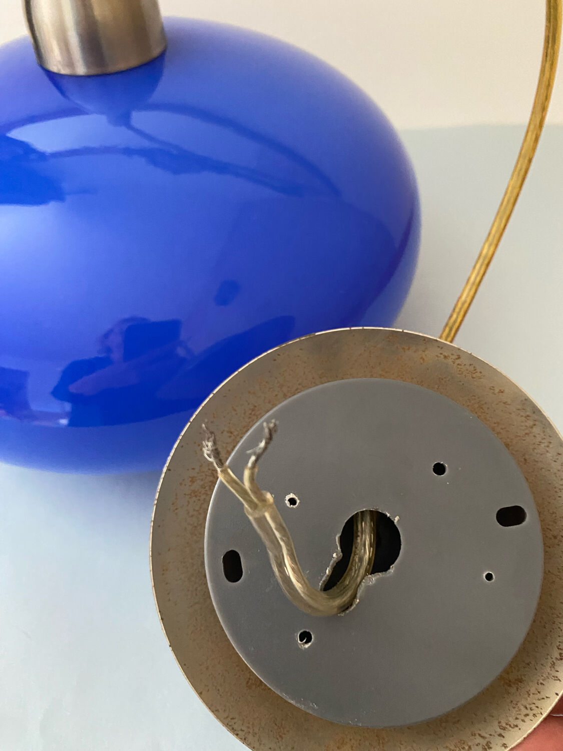 Blue opaline suspension