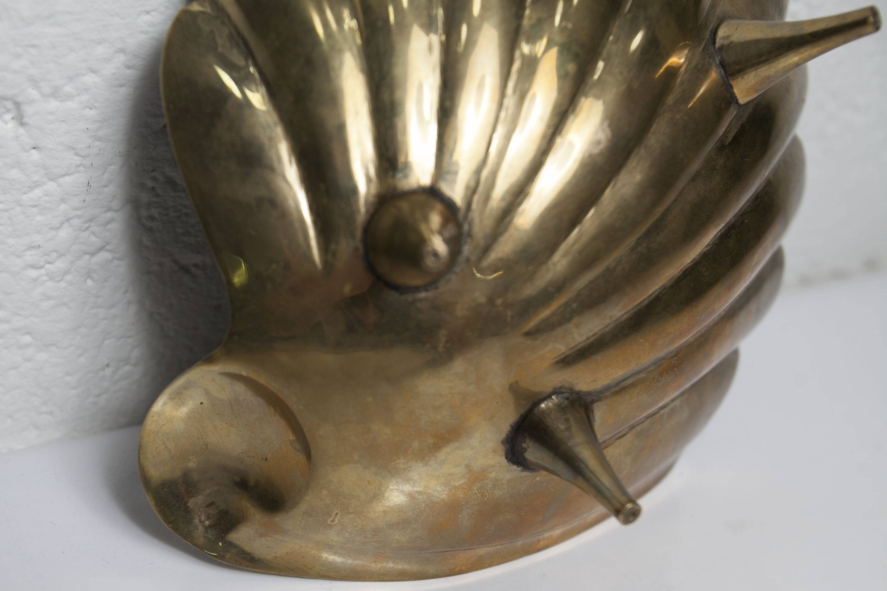 Shell cup in enameled brass