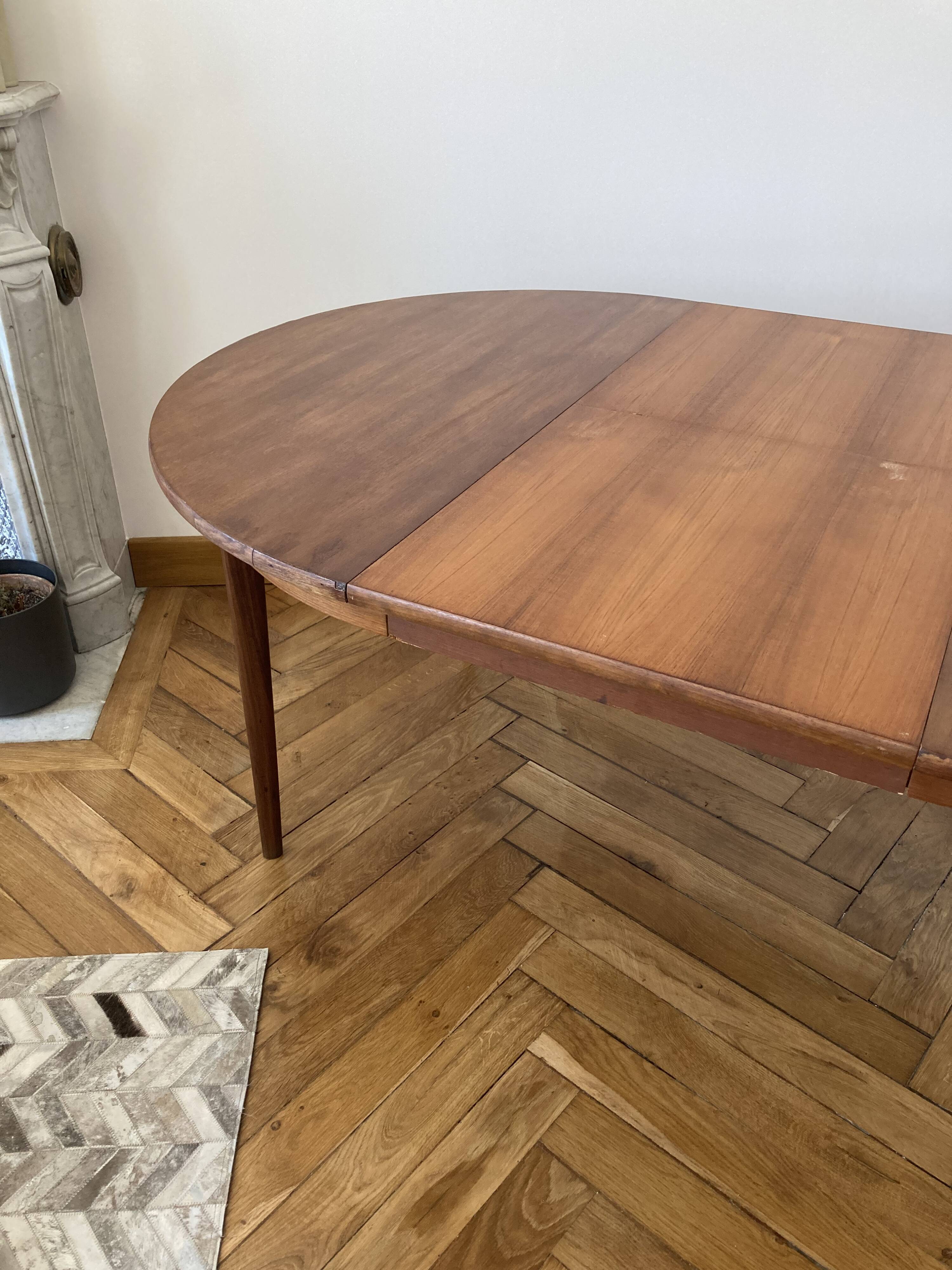 Extendable Scandinavian table