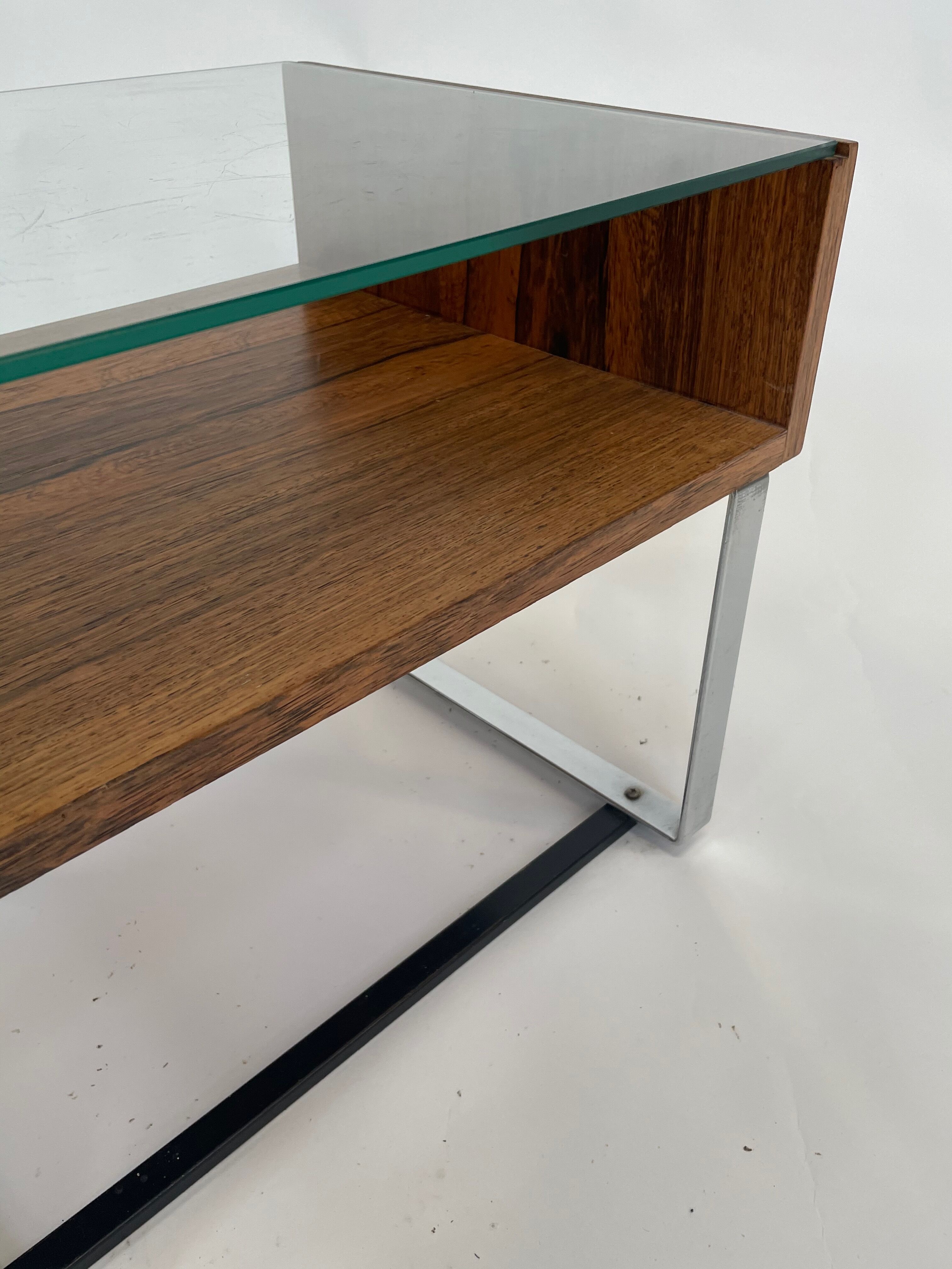 Table d'appoint vintage en palissandre verre chromé 1960 design