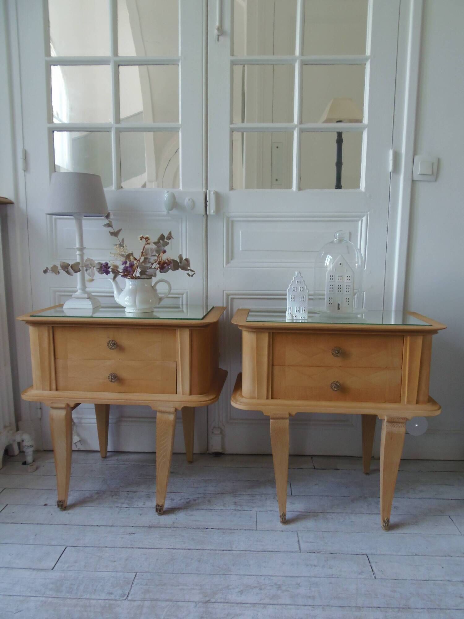 Paire de chevets vintages en bois brut , plateaux miroir.