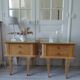 Paire de chevets vintages en bois brut , plateaux miroir.