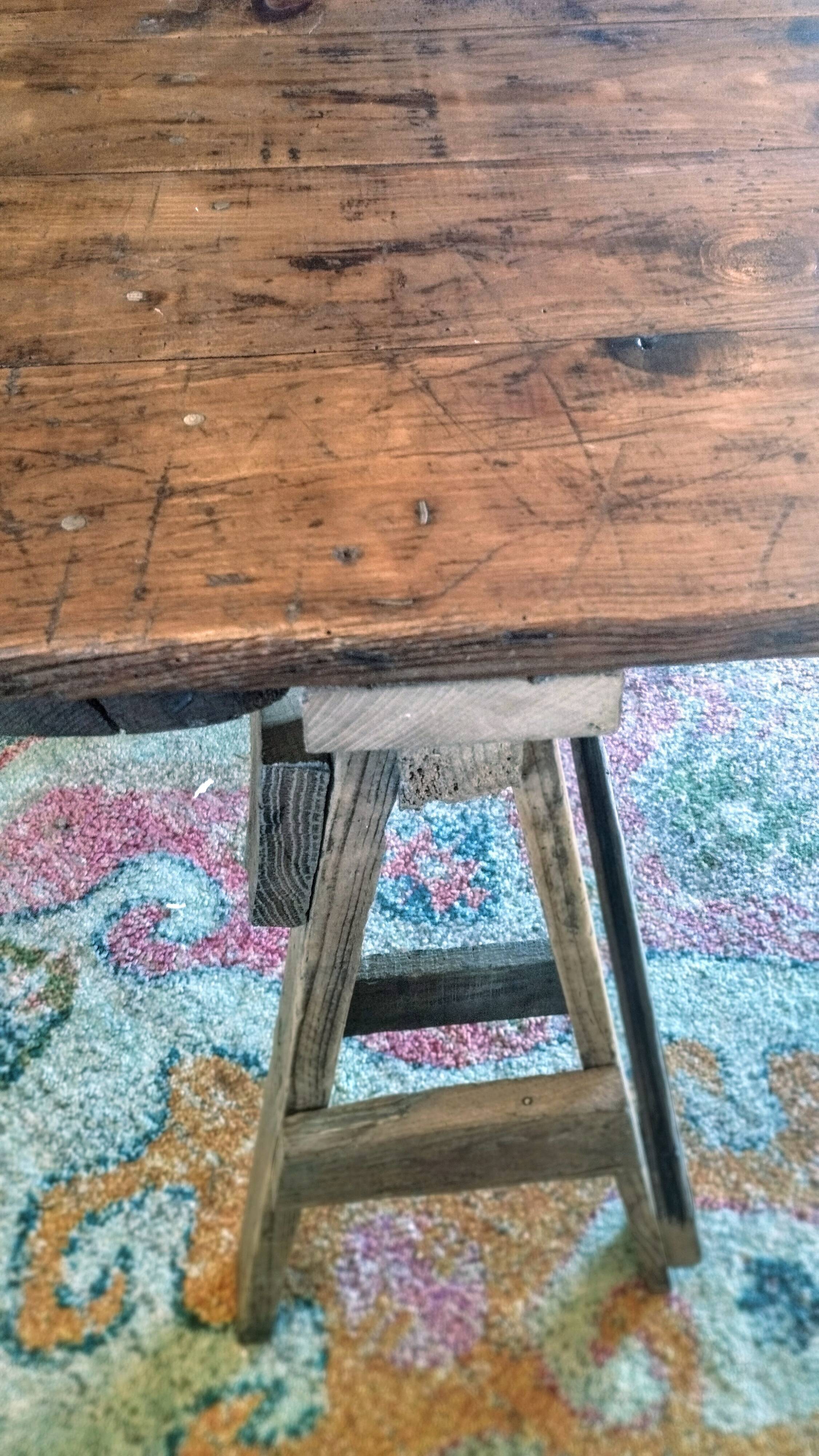 Table de ferme rustique patinée sur de lourds tréteaux