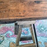 Table de ferme rustique patinée sur de lourds tréteaux