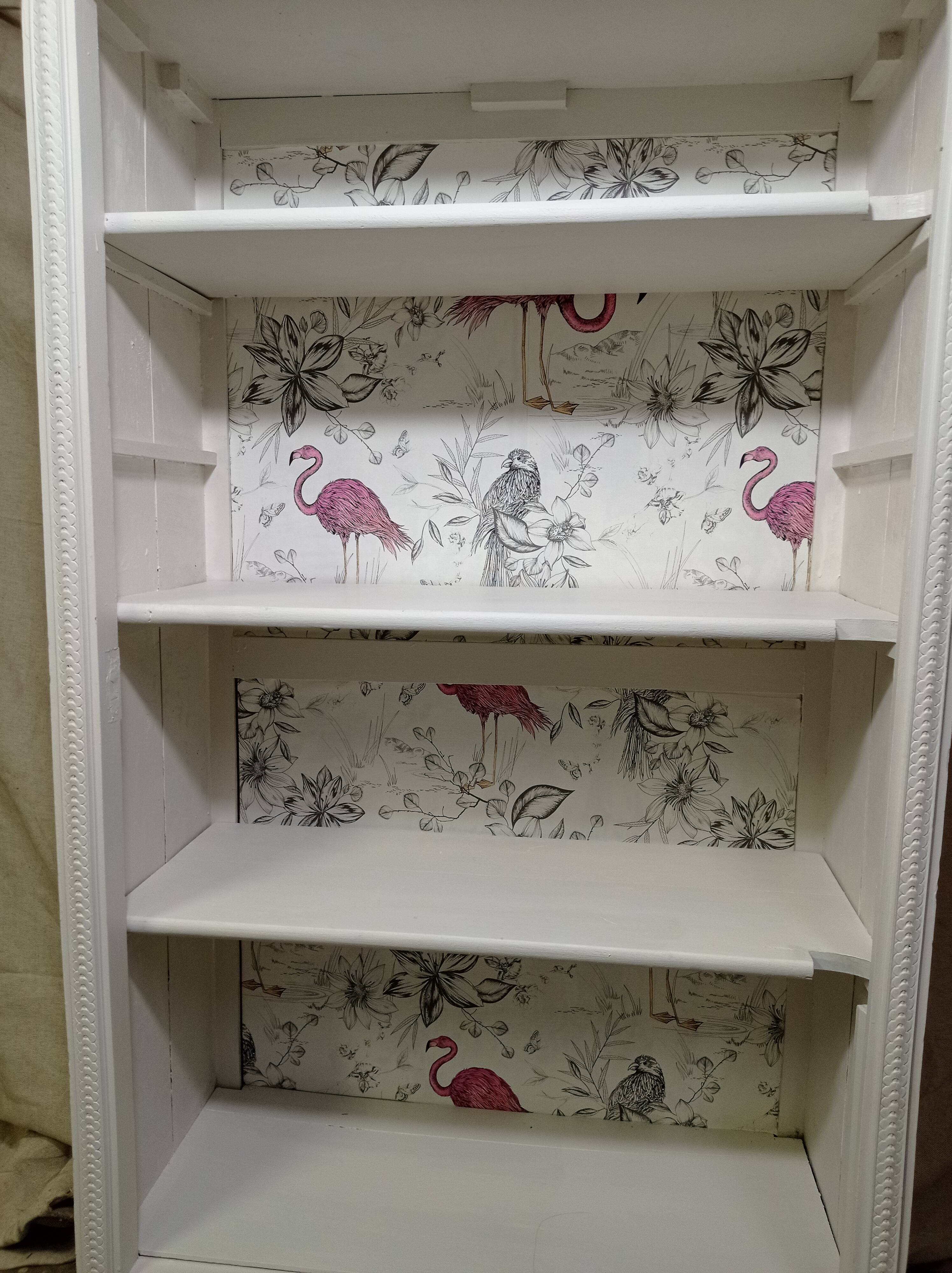 Armoire avec papier peint