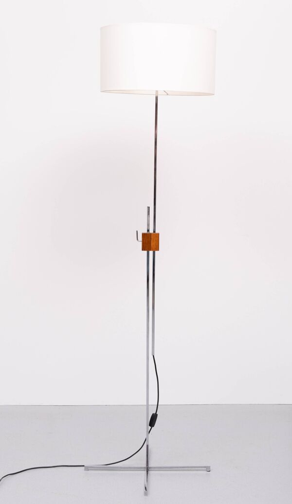 Lampadaire en noyer et métal chromé par Hans Eichenberger, années 1950
