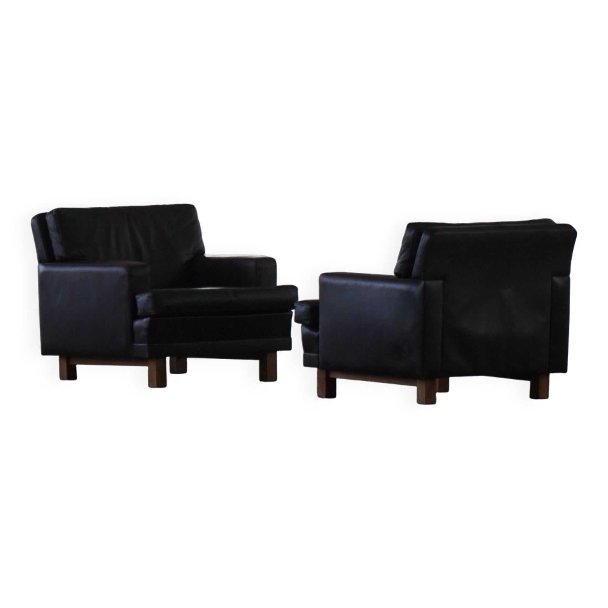 Pair of modern Danish lounge chairs in dark brown leather and rosewood, 1960s.