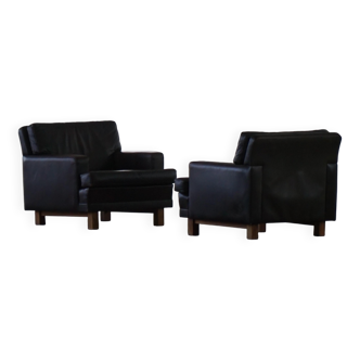 Pair of modern Danish lounge chairs in dark brown leather and rosewood, 1960s.