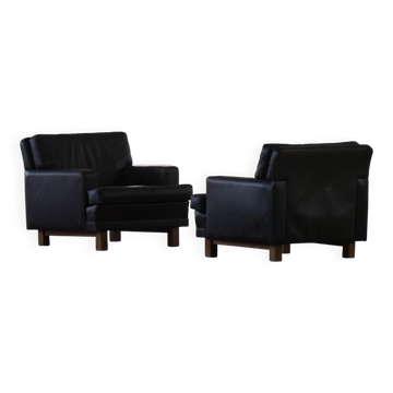 Pair of modern Danish lounge chairs in dark brown leather and rosewood, 1960s.