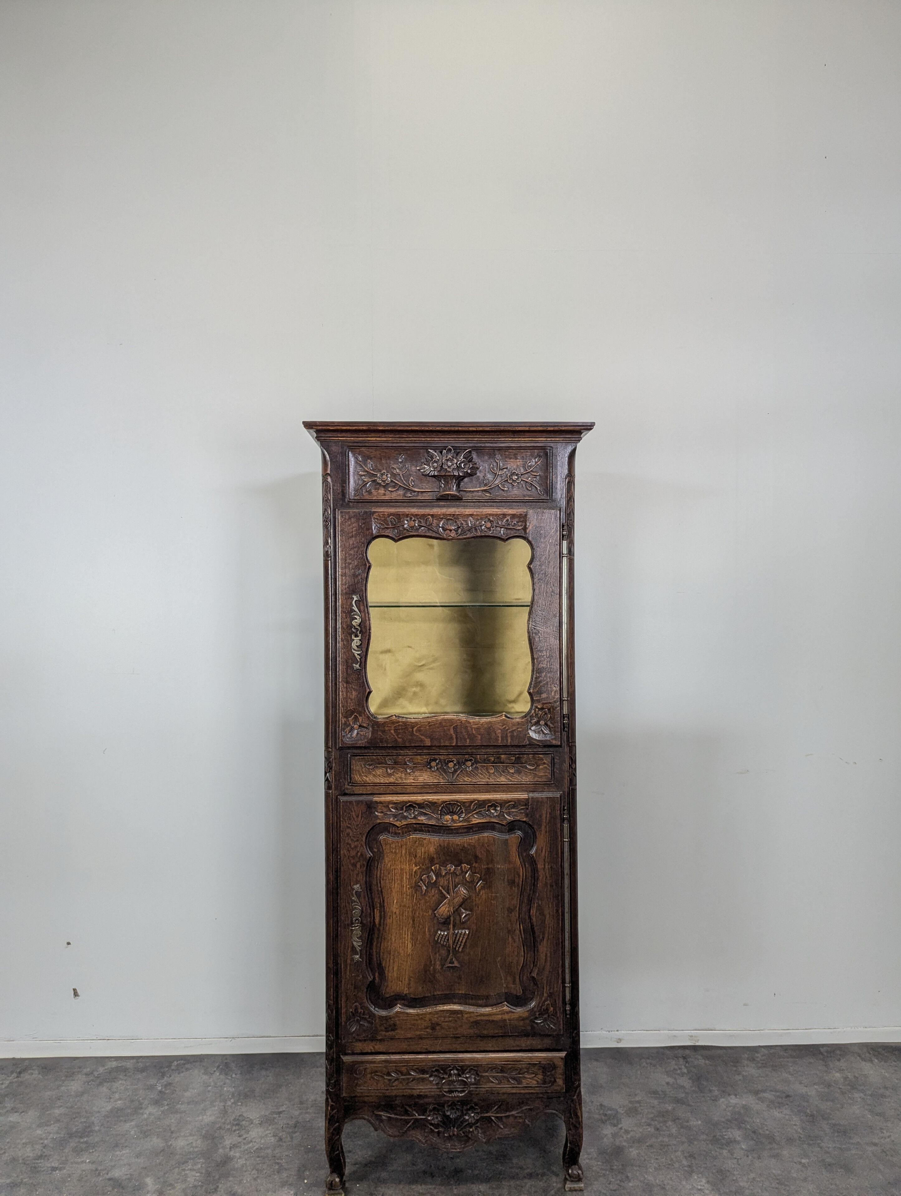 Provençal-style silver bonnet in walnut