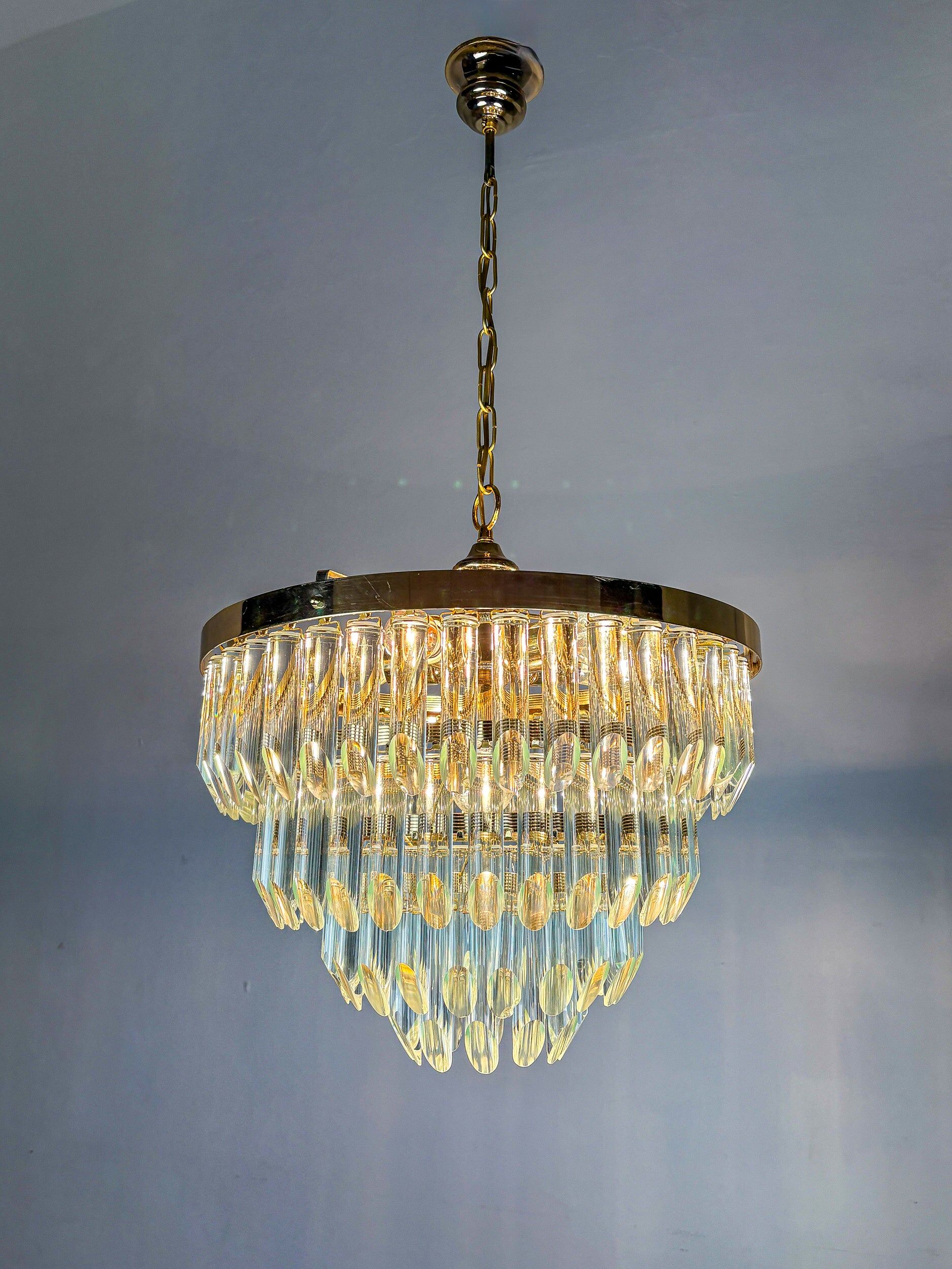 Lustre en verre taillé Murano à quatre niveaux par Venini, Italie, années 1970.
