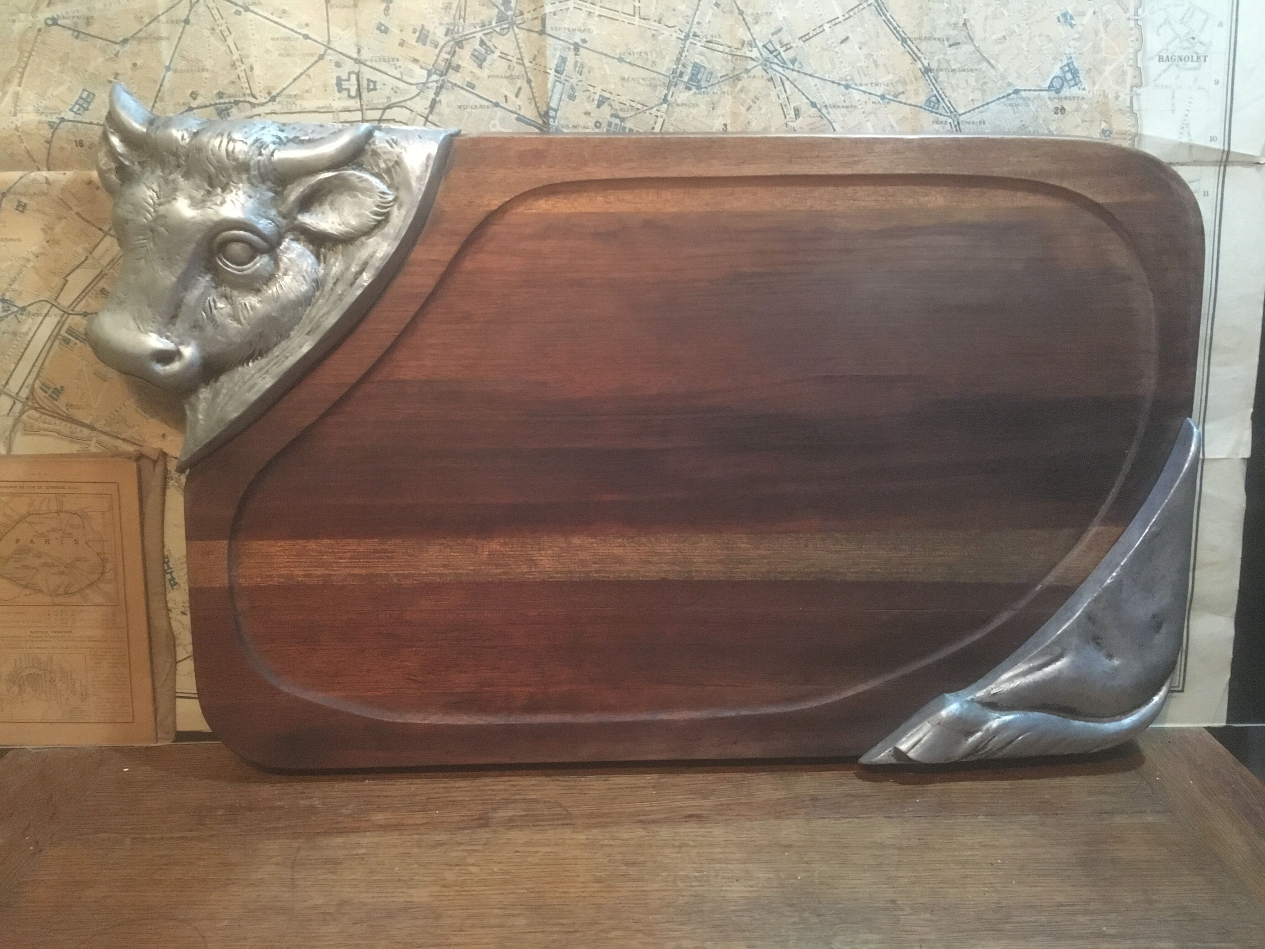 Planche à découper Boeuf bois et étain (1970)