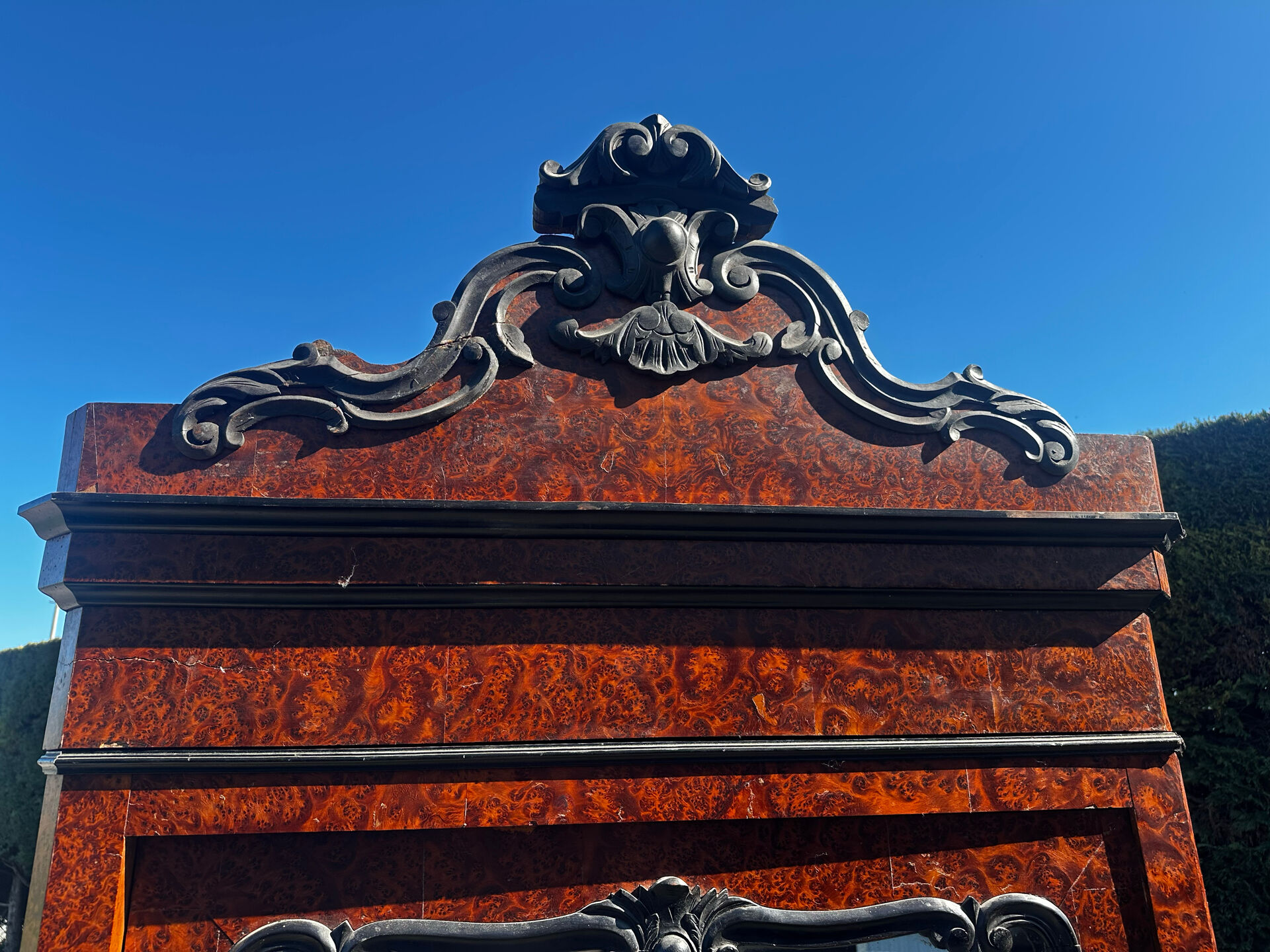 Armoire à glace Napoléon III en placage de loupe