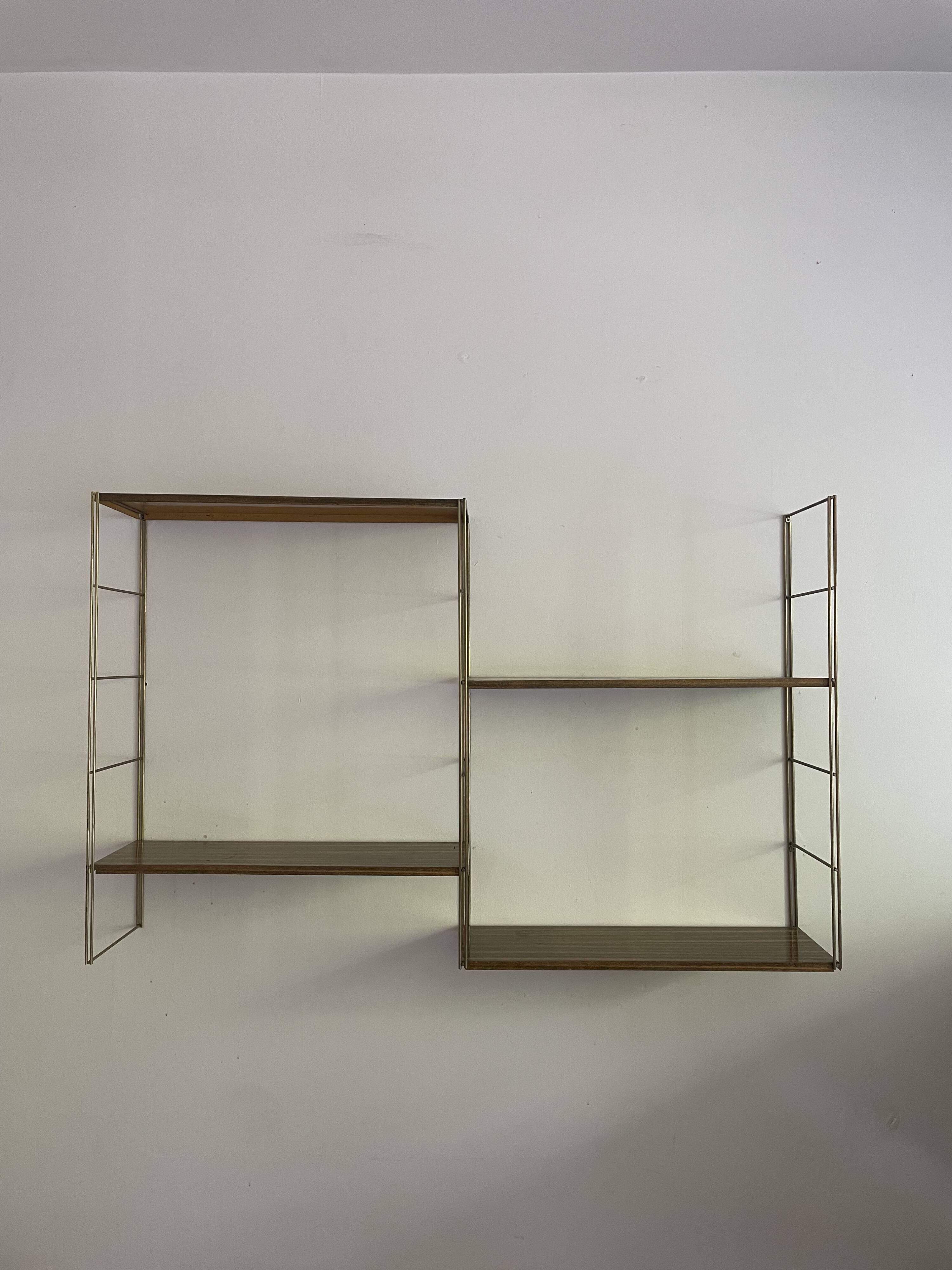 Etagere String acier faux bois, montants torsadé or 1960