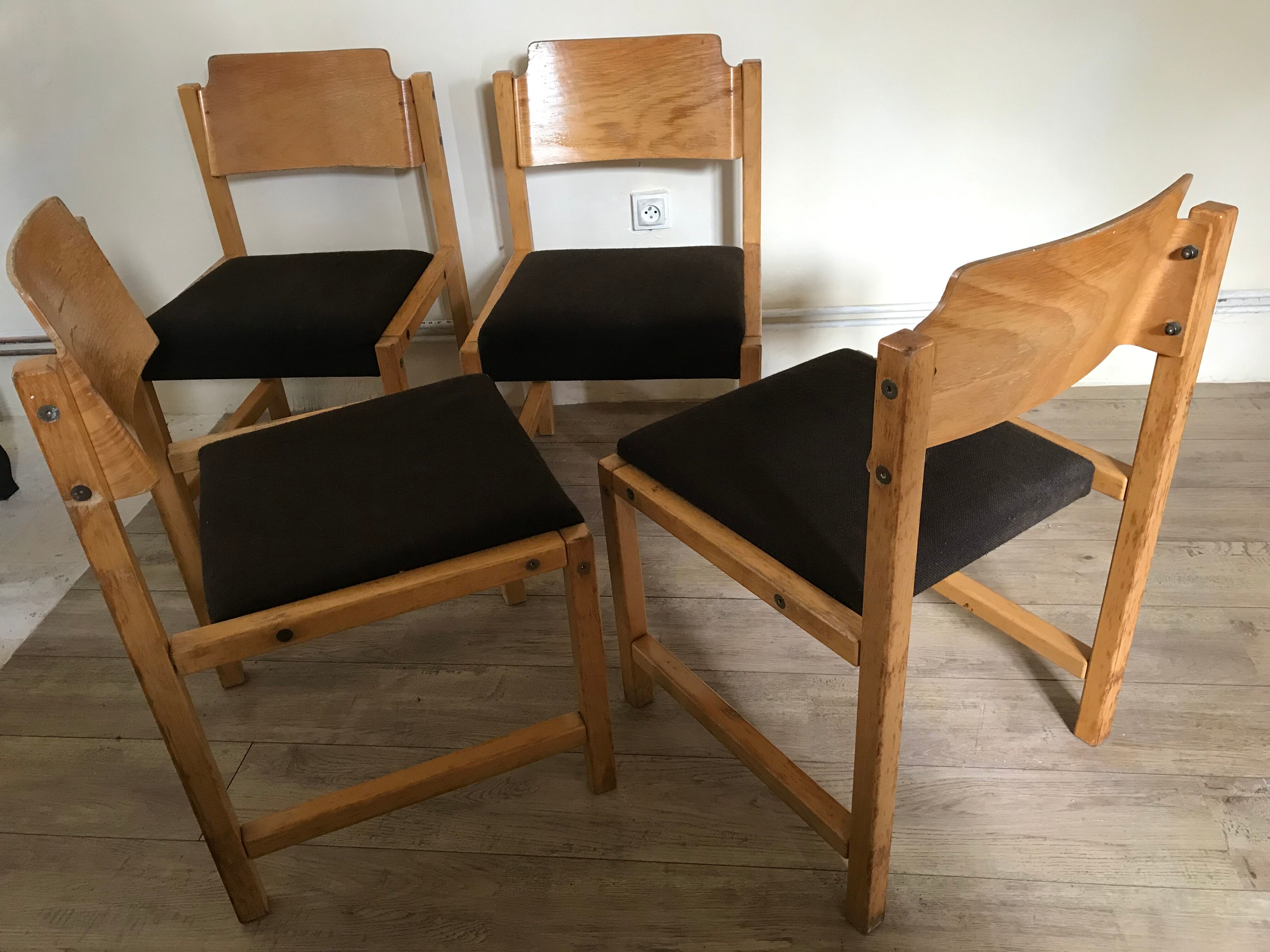 Set of 4 vintage chairs 1980's in beech, thermoformed on the back