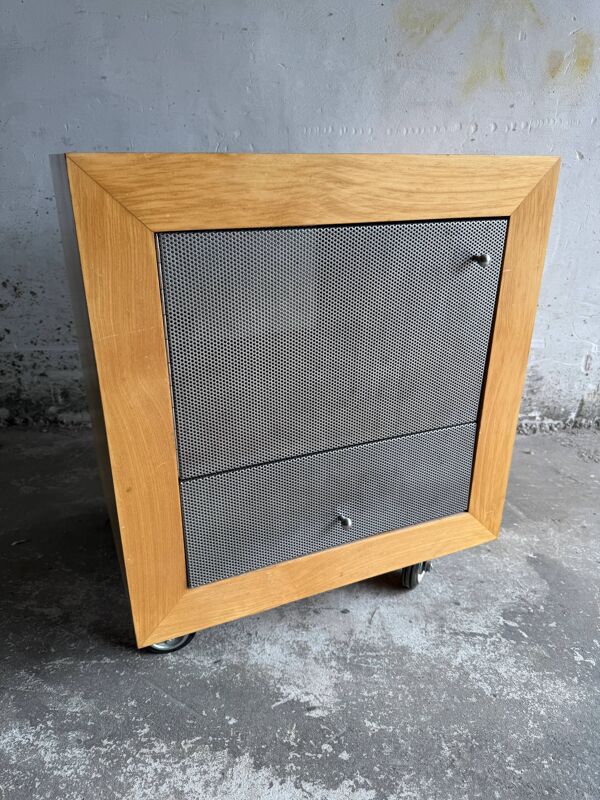 Meuble d'appoint en bois naturel avec façades en métal perforé gris foncé sur roulettes (bois massif et métal)
