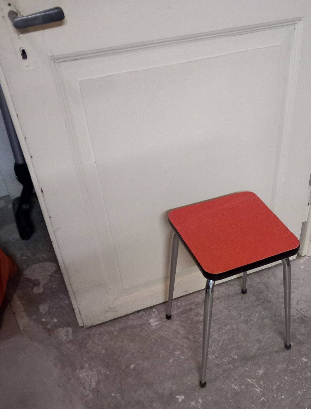 Extendable Table + 4 Chairs + 1 Stool - in Red Formica
