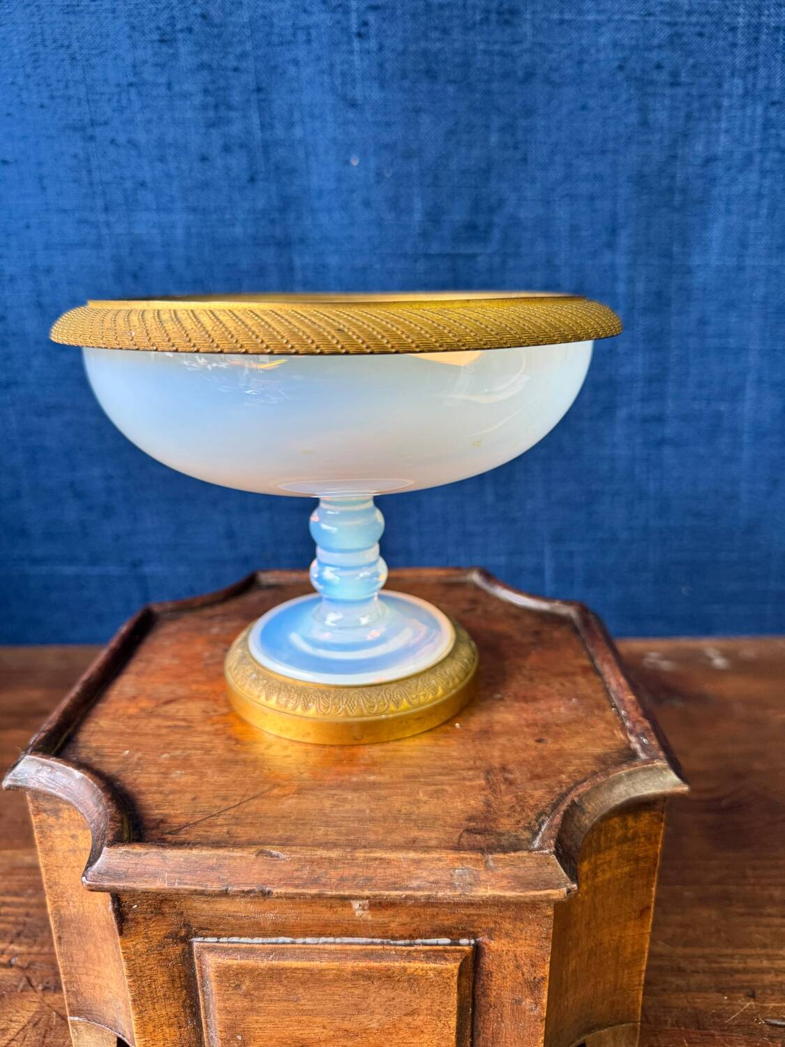 Coupe en opaline sur pied, époque Charles X