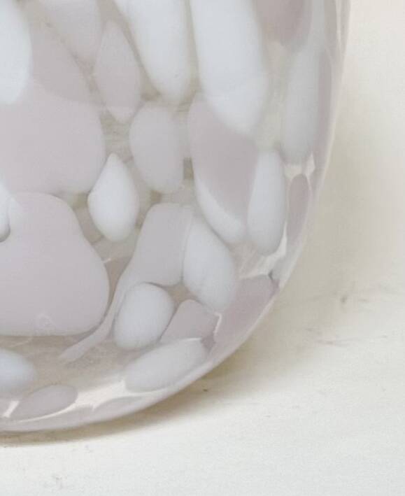 Vase en verre soufflé moucheté